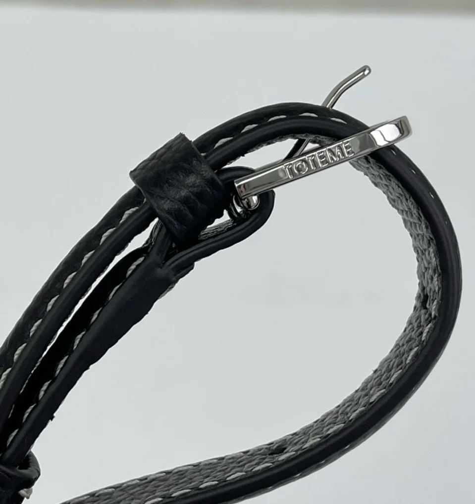 Bagsaaa Toteme T-Lock grained-leather clutch black - 26cm