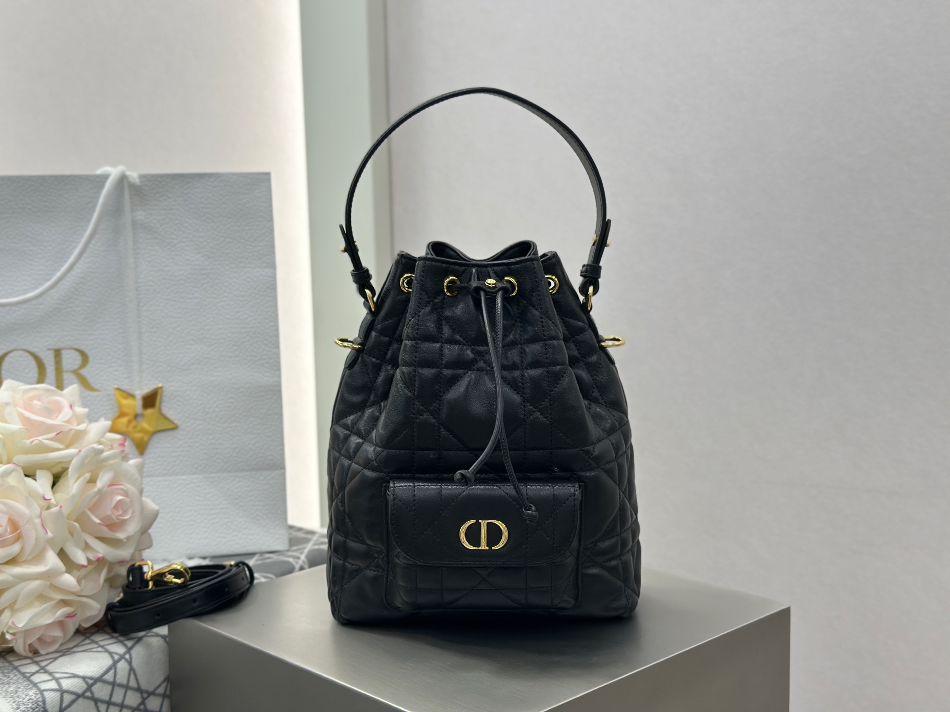 Bagsaaa Small D10r Caro Bucket Bag Black Macrocannage Lambskin - 24cm