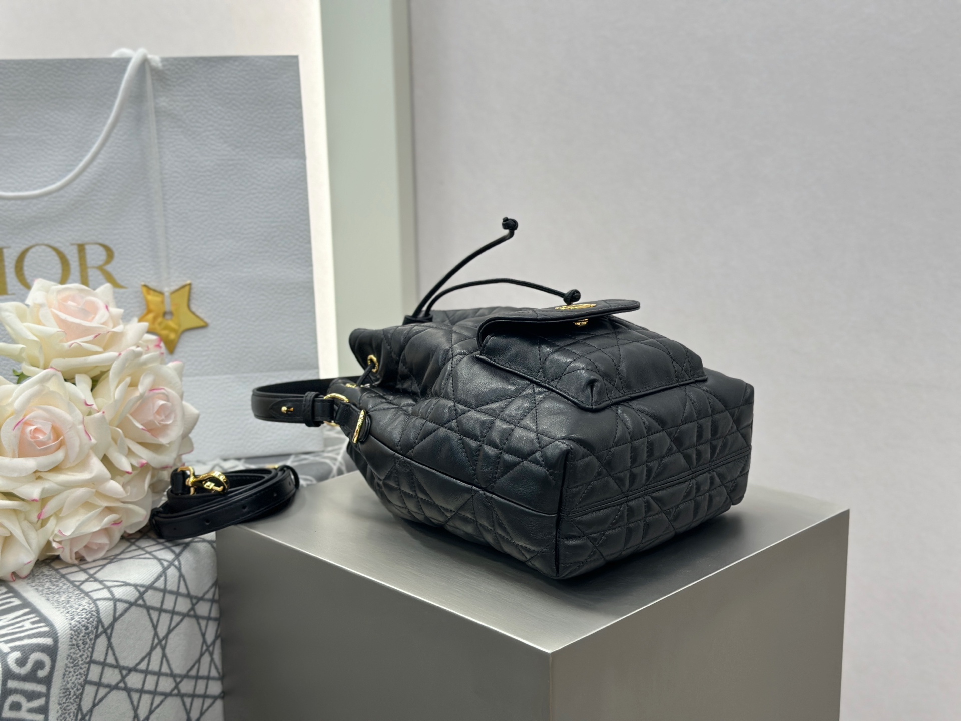 Bagsaaa Small D10r Caro Bucket Bag Black Macrocannage Lambskin - 24cm