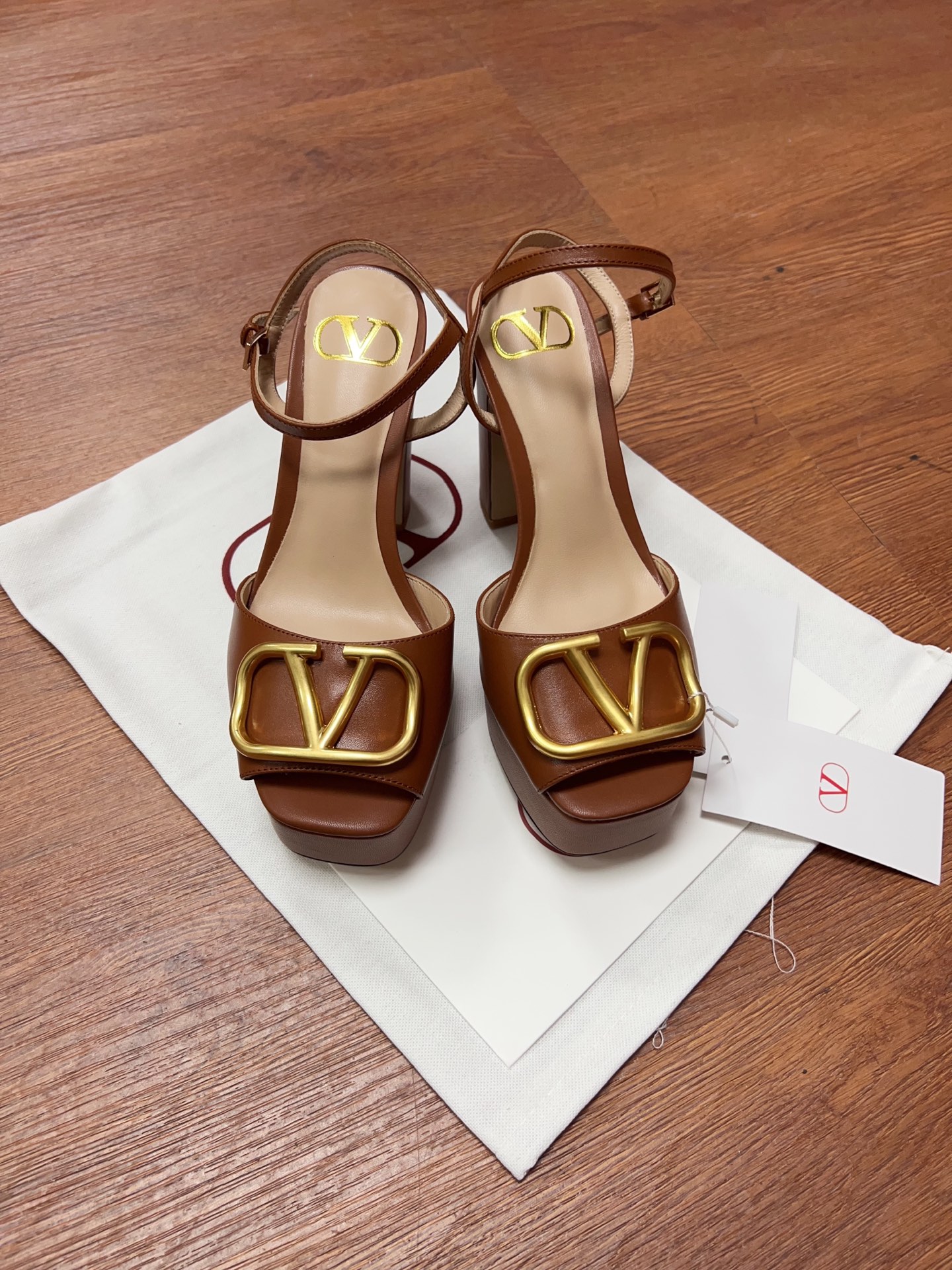Bagsaaa Va1e*ntin0 Garavani VLogo leather platform sandals brown - 11.5cm
