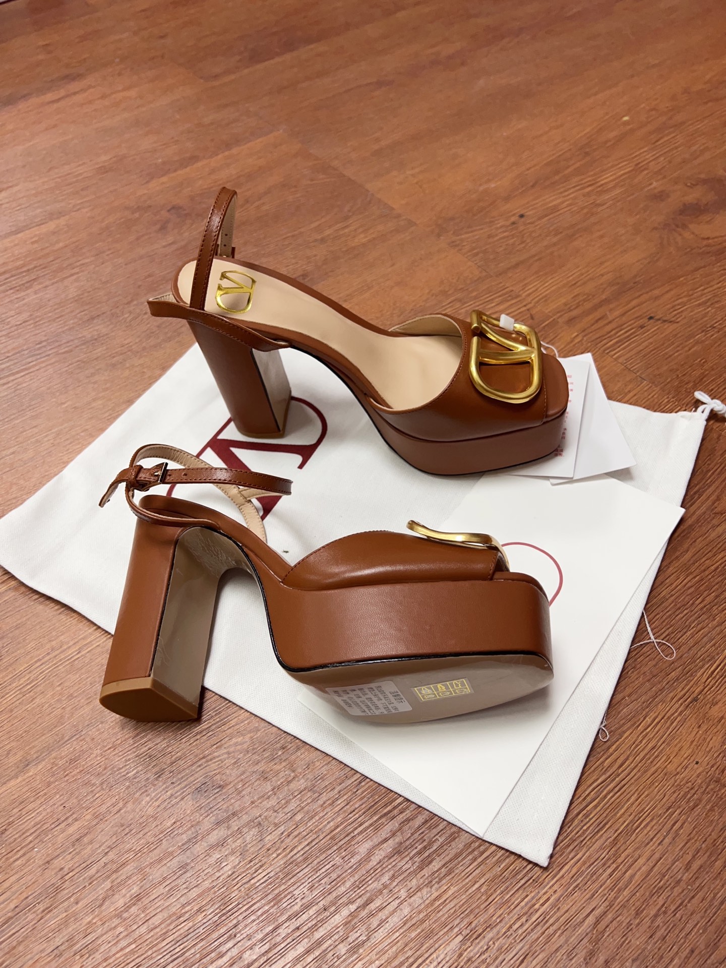 Bagsaaa Va1e*ntin0 Garavani VLogo leather platform sandals brown - 11.5cm