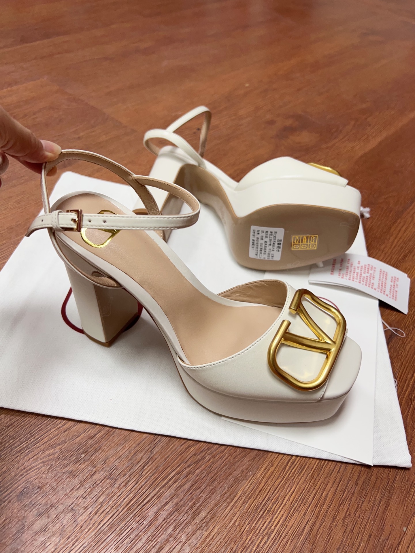 Bagsaaa Va1e*ntin0 Garavani VLogo leather platform sandals white - 11.5cm