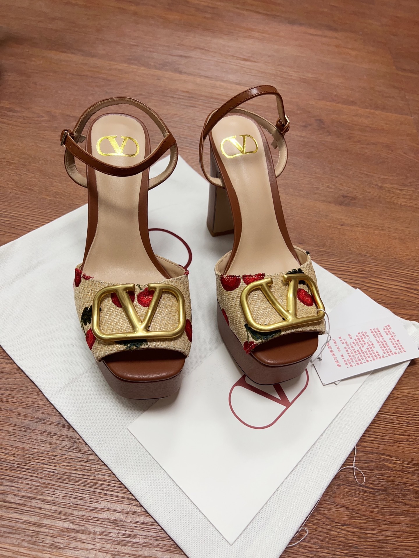 Va1e*ntin0 Garavani 115mm VLogo Signature Cherryfic sandals