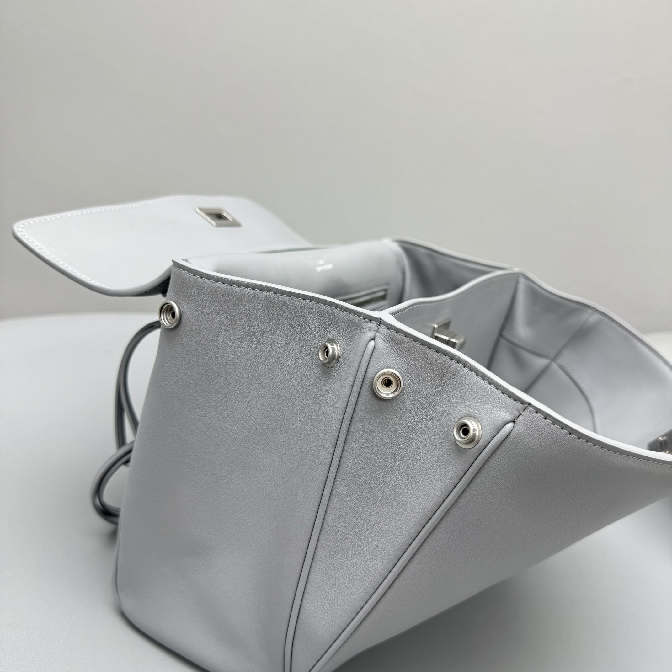 Bagsaaa Ba1en*iaga Rodeo Handbag Small in gray smooth calfskin - 27cm