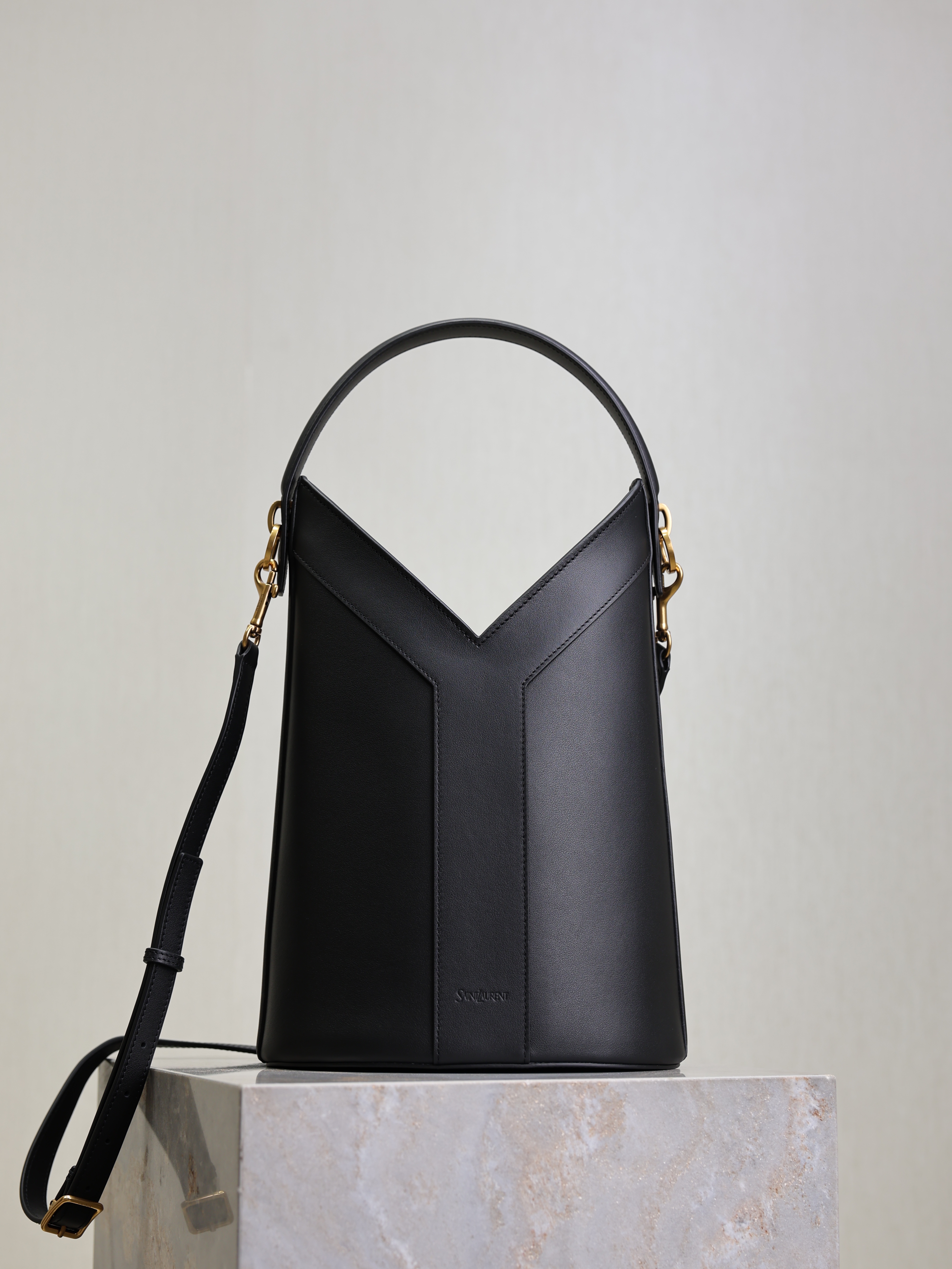 Bagsaaa Y51 Y top-handle bucket in leather 840891 black - 34cm
