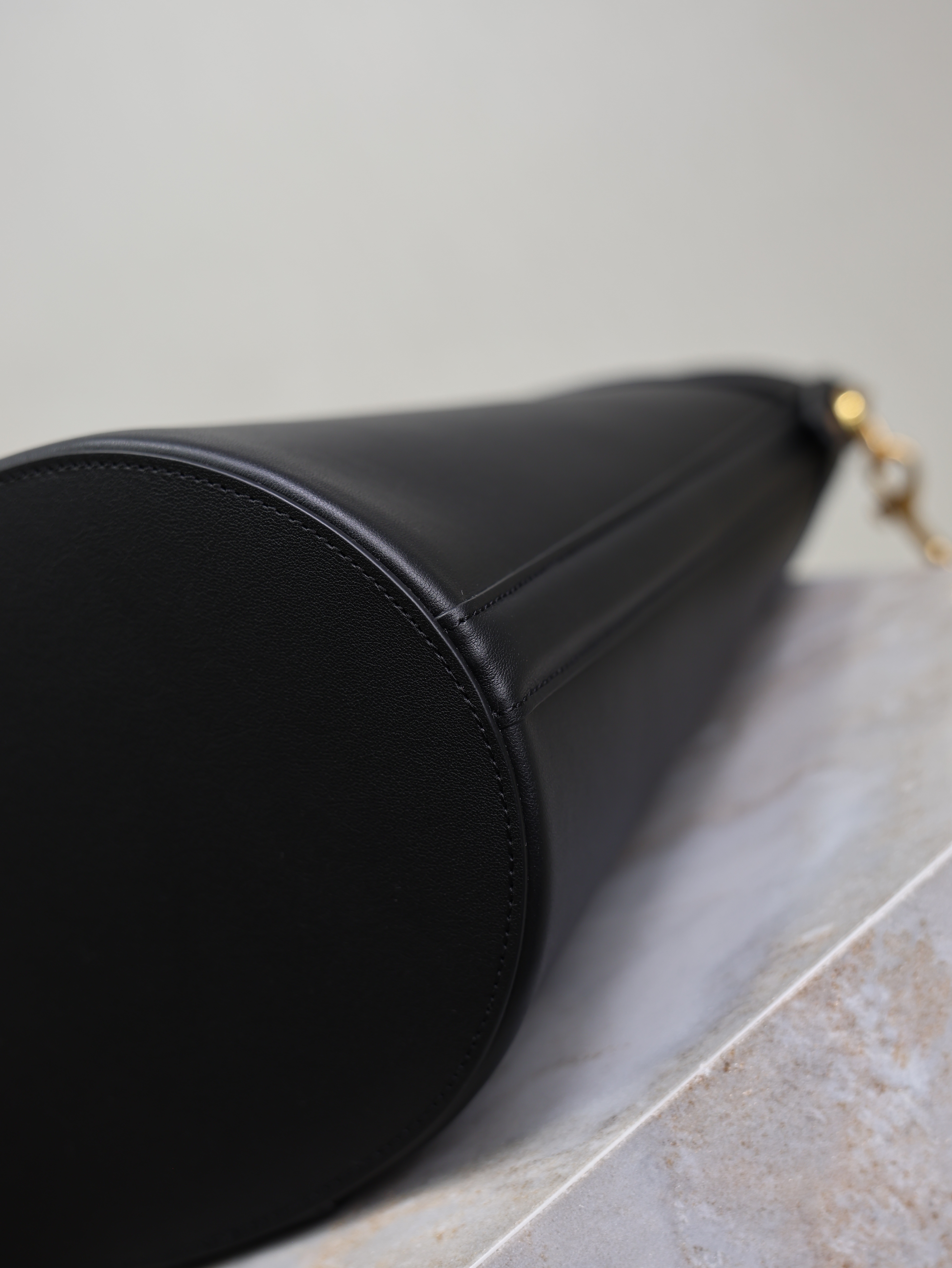Bagsaaa Y51 Y top-handle bucket in leather 840891 black - 34cm