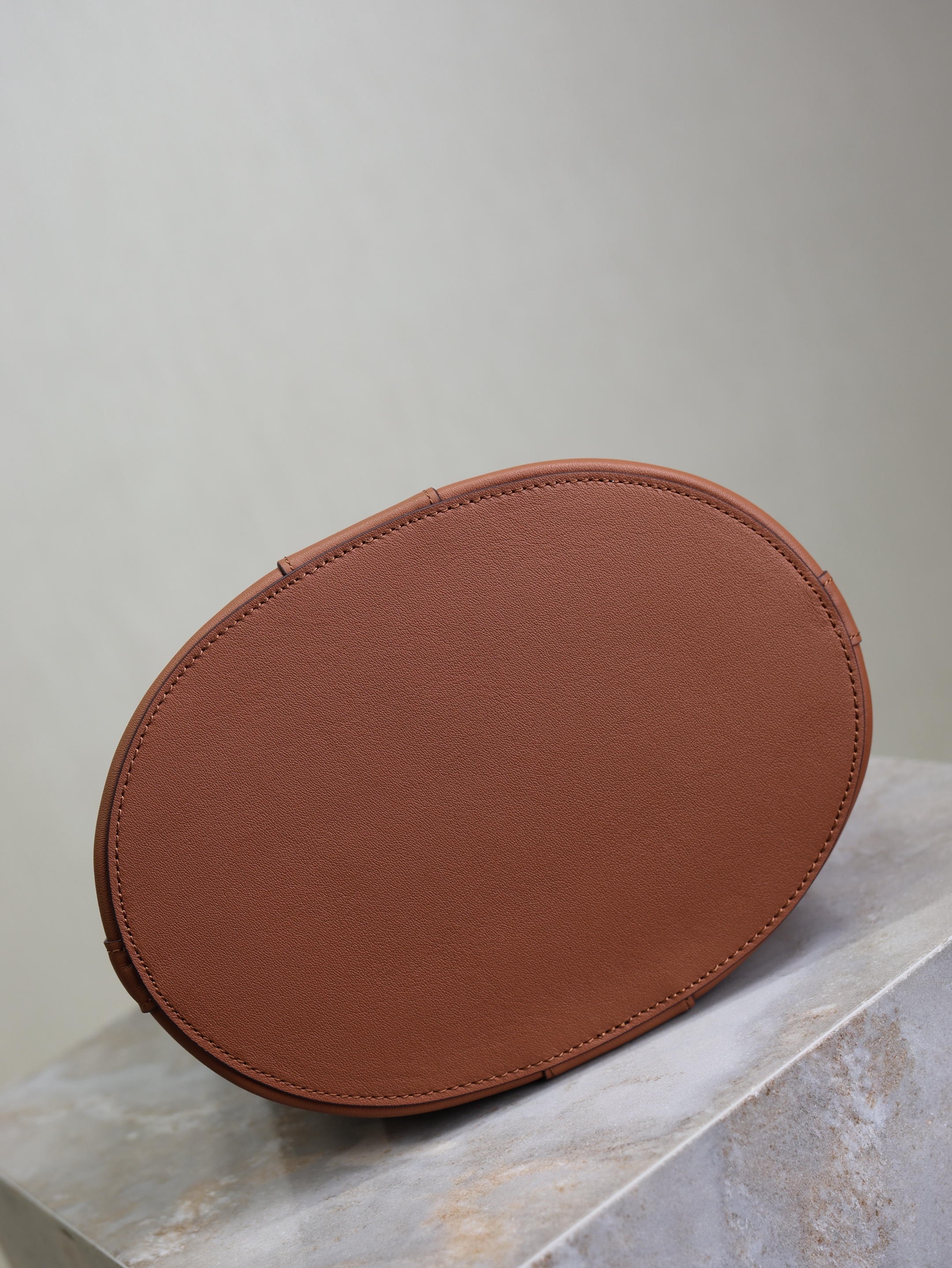 Bagsaaa Y51 Y top-handle bucket in leather 840891 brown - 34cm