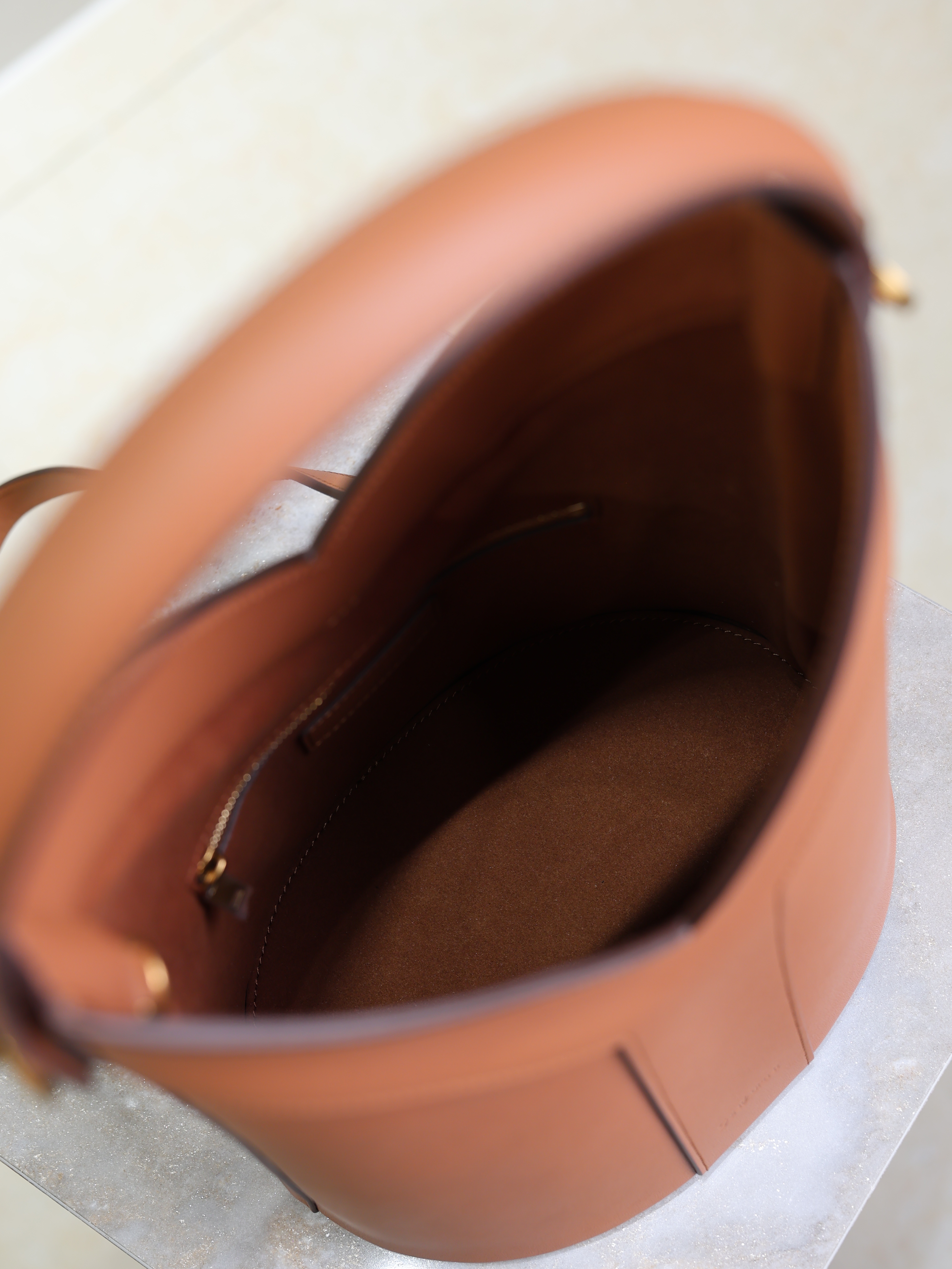 Bagsaaa Y51 Y top-handle bucket in leather 840891 brown - 34cm