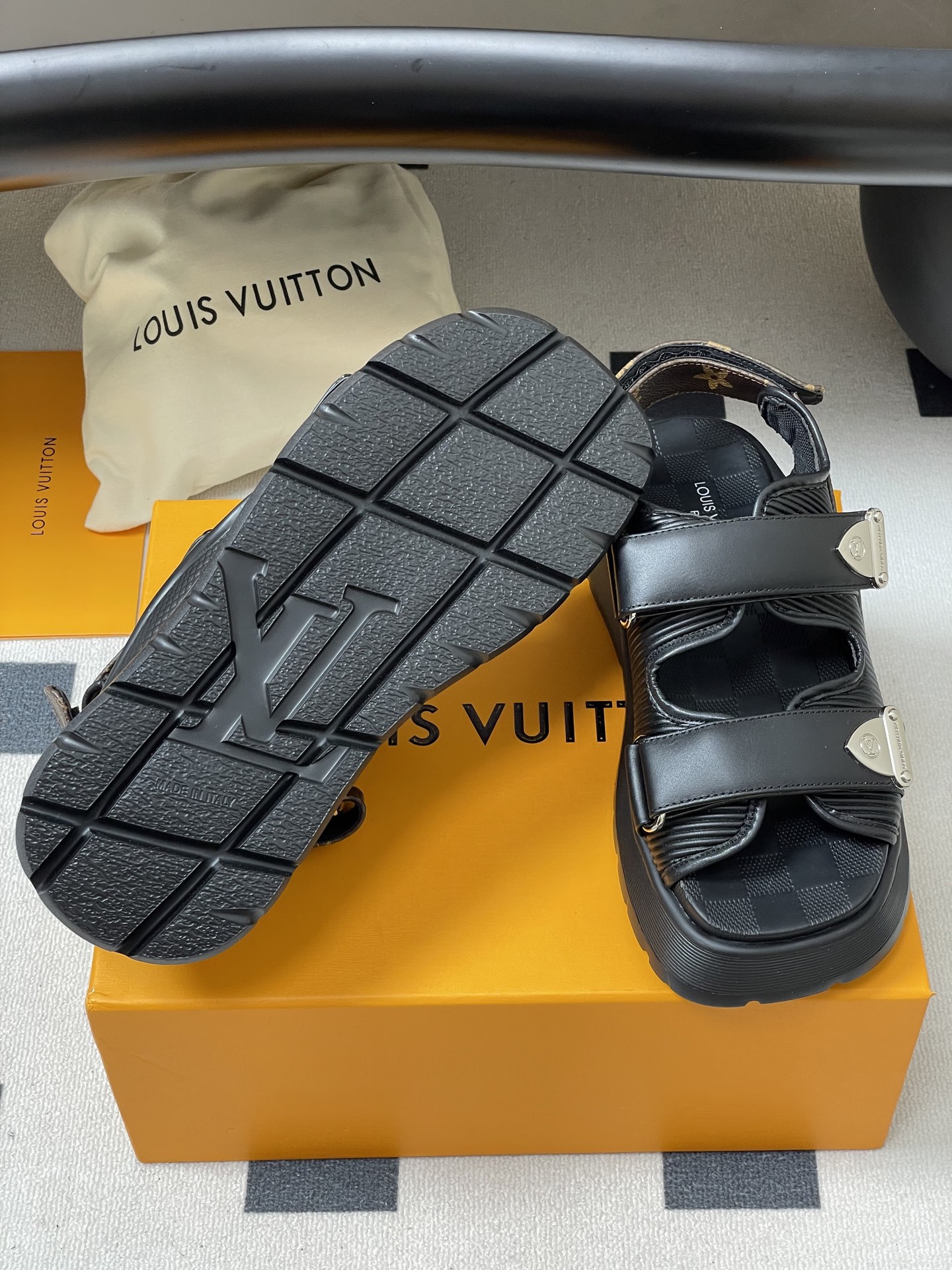 Bagsaaa LV Chameleon Comfort Sandal Black