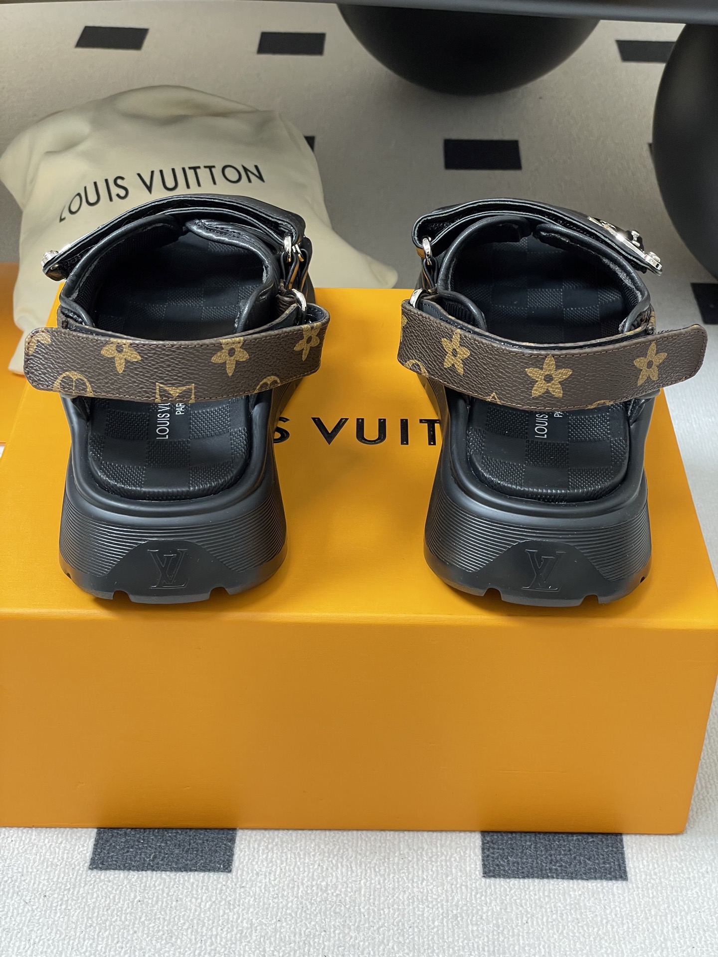 Bagsaaa LV Chameleon Comfort Sandal Black