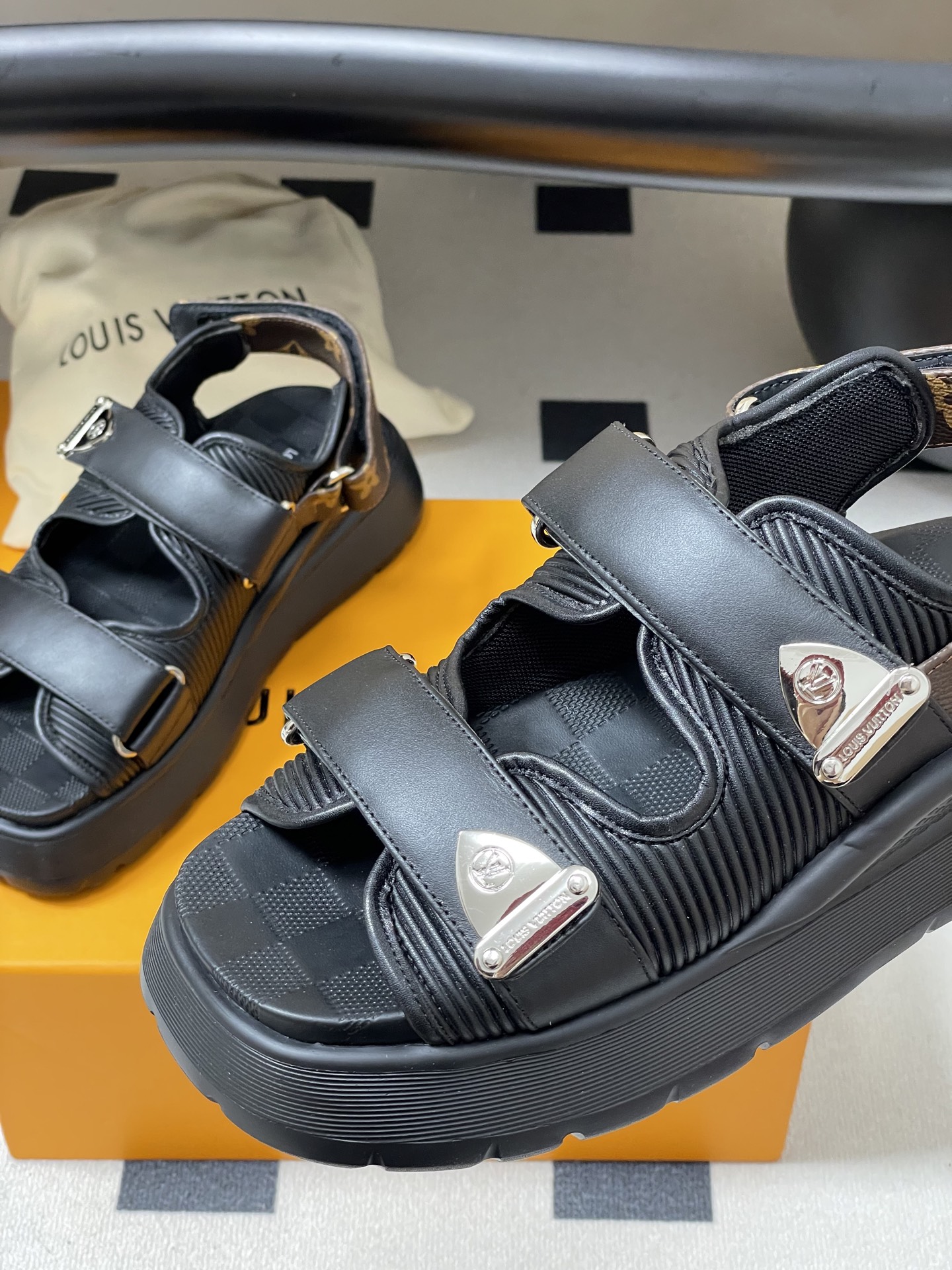 Bagsaaa LV Chameleon Comfort Sandal Black