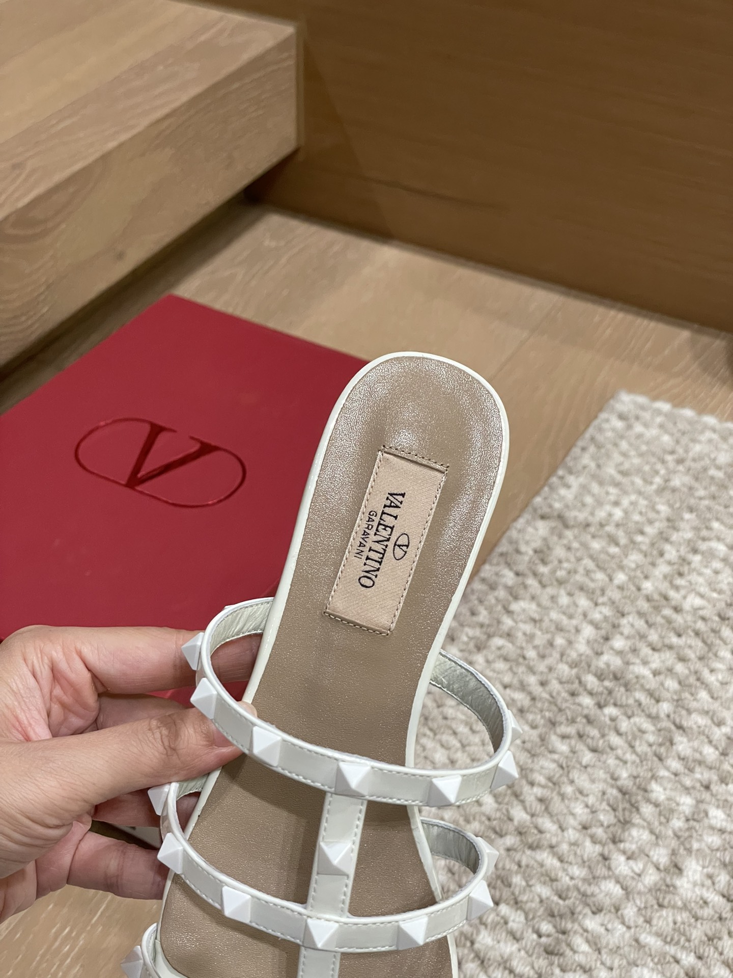 Bagsaaa Va1e*ntin0 Rockstud White Sandals