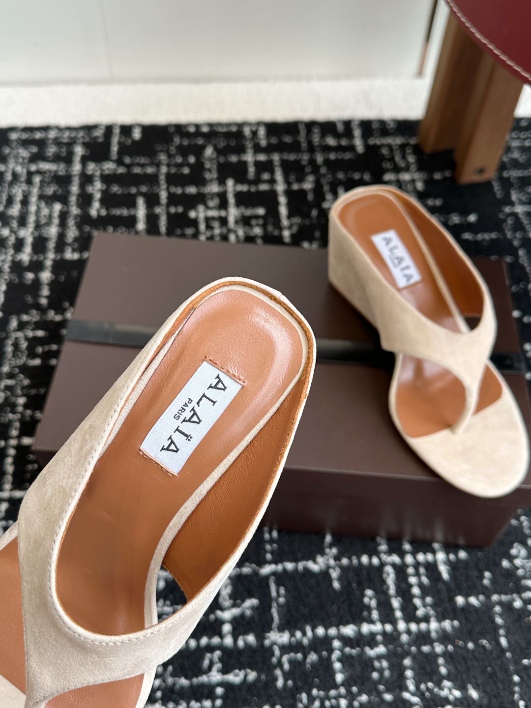 Bagsaaa Alaïa Suede Cube Wedge Sandals 75 beige
