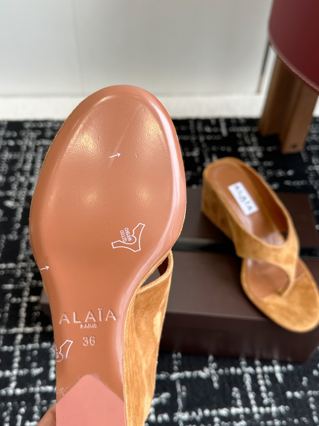 Bagsaaa Alaïa Suede Cube Wedge Sandals 75 brown