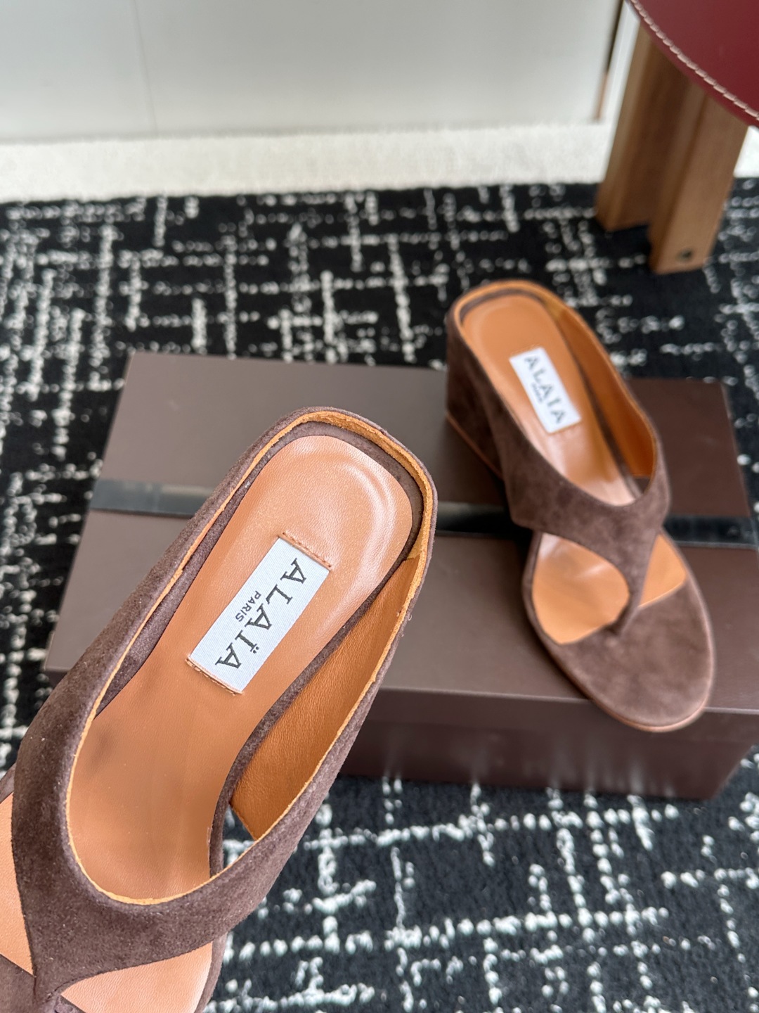 Bagsaaa Alaïa Suede Cube Wedge Sandals 75 dark brown
