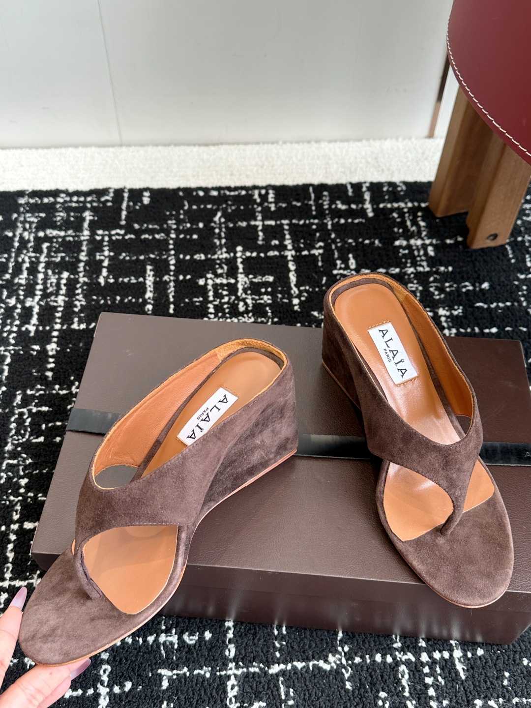 Bagsaaa Alaïa Suede Cube Wedge Sandals 75 dark brown