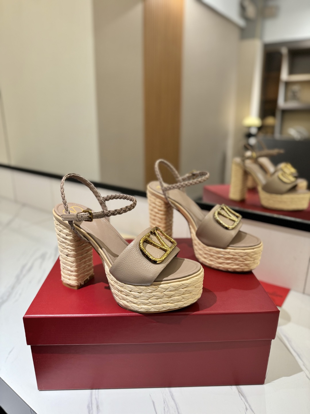 Bagsaaa Va1e*ntin0 Garavani VLogo leather platform sandals nude