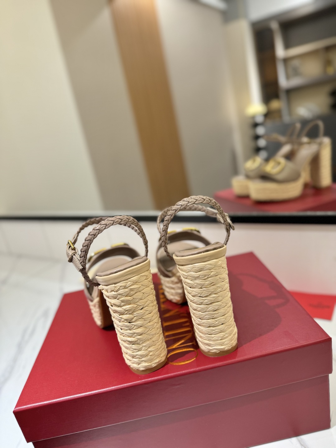 Bagsaaa Va1e*ntin0 Garavani VLogo leather platform sandals nude