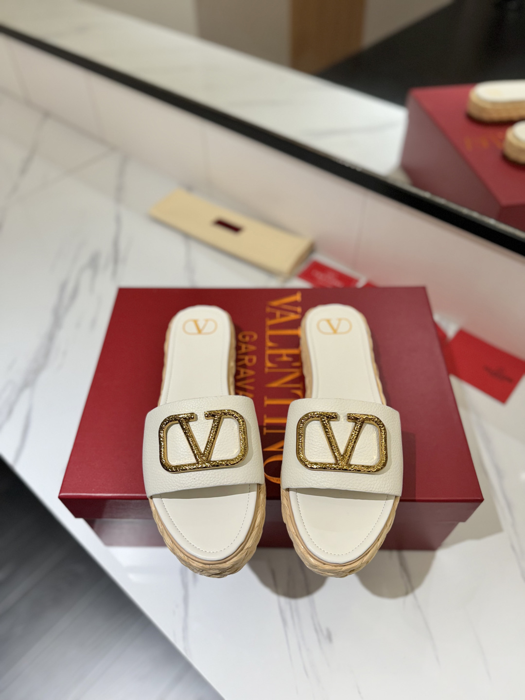 Bagsaaa Va1e*ntin0 White Va1e*ntin0 Garavani VLogo Slide Espadrilles
