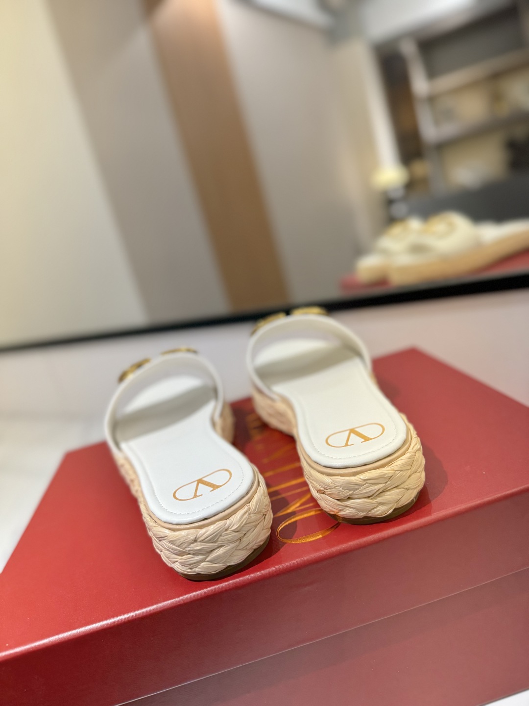 Bagsaaa Va1e*ntin0 White Va1e*ntin0 Garavani VLogo Slide Espadrilles
