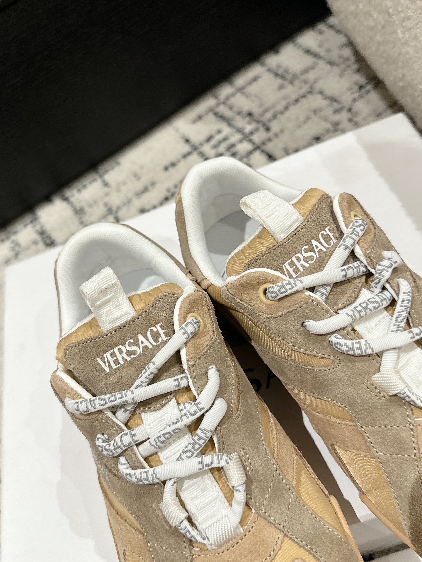 Bagsaaa Versace Galaxia Sneakers Beige
