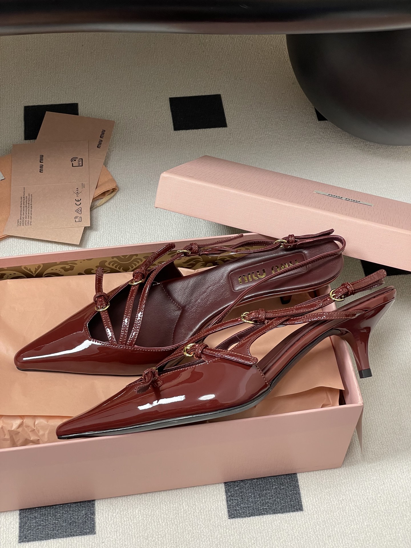 Bagsaaa Miu Miu Patent leather slingbacks with buckles dark red 5.5cm