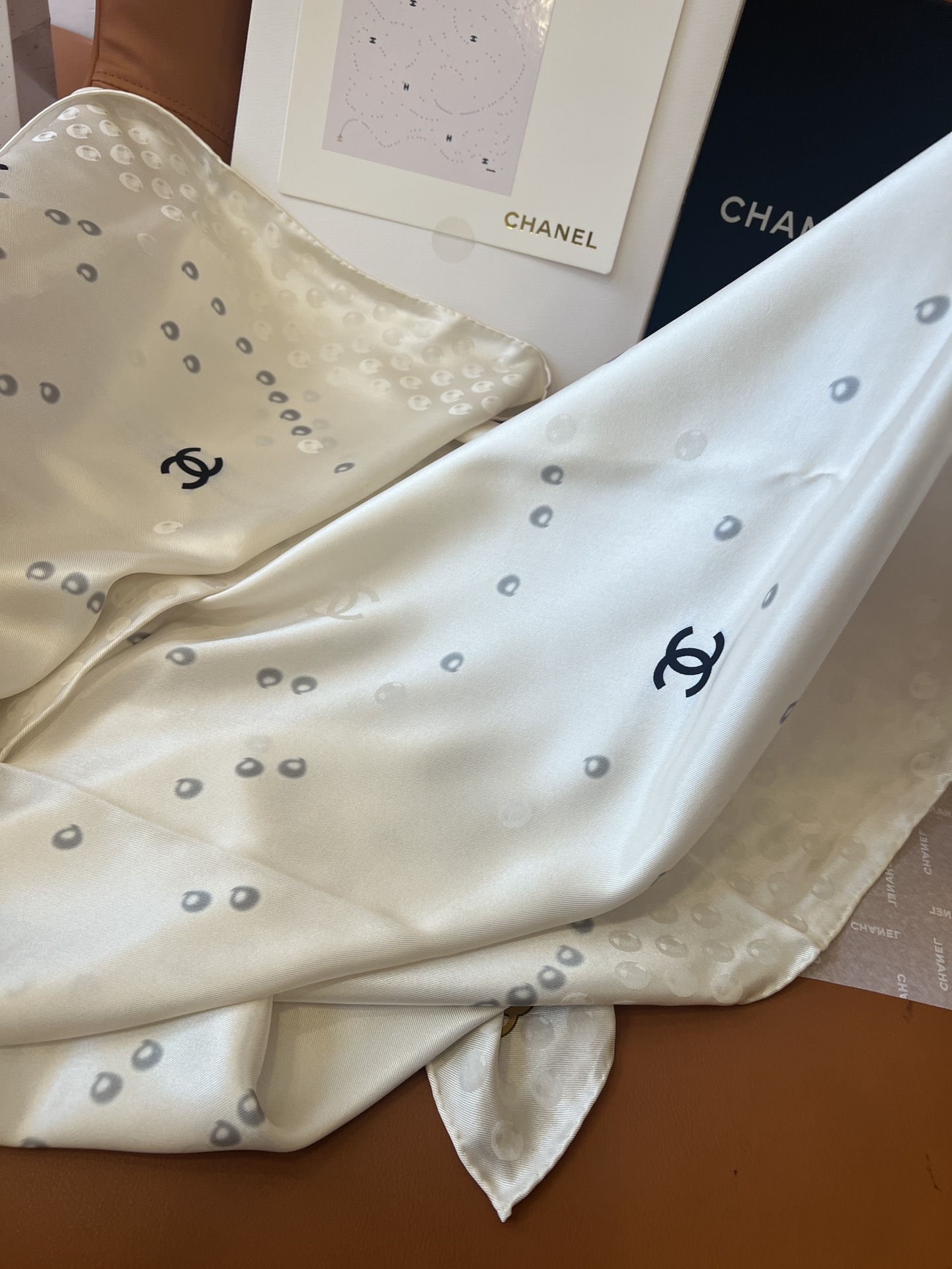 Bagsaaa Ch**el White Scarf 90cm