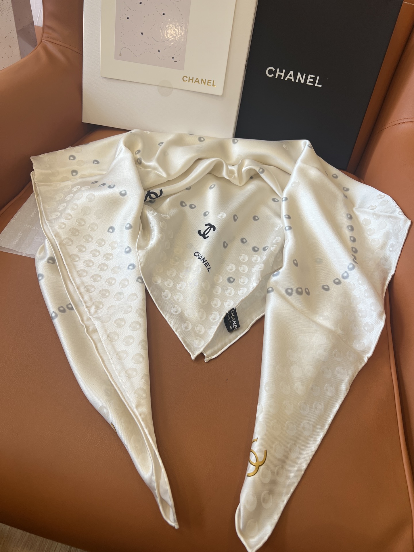 Bagsaaa Ch**el White Scarf 90cm
