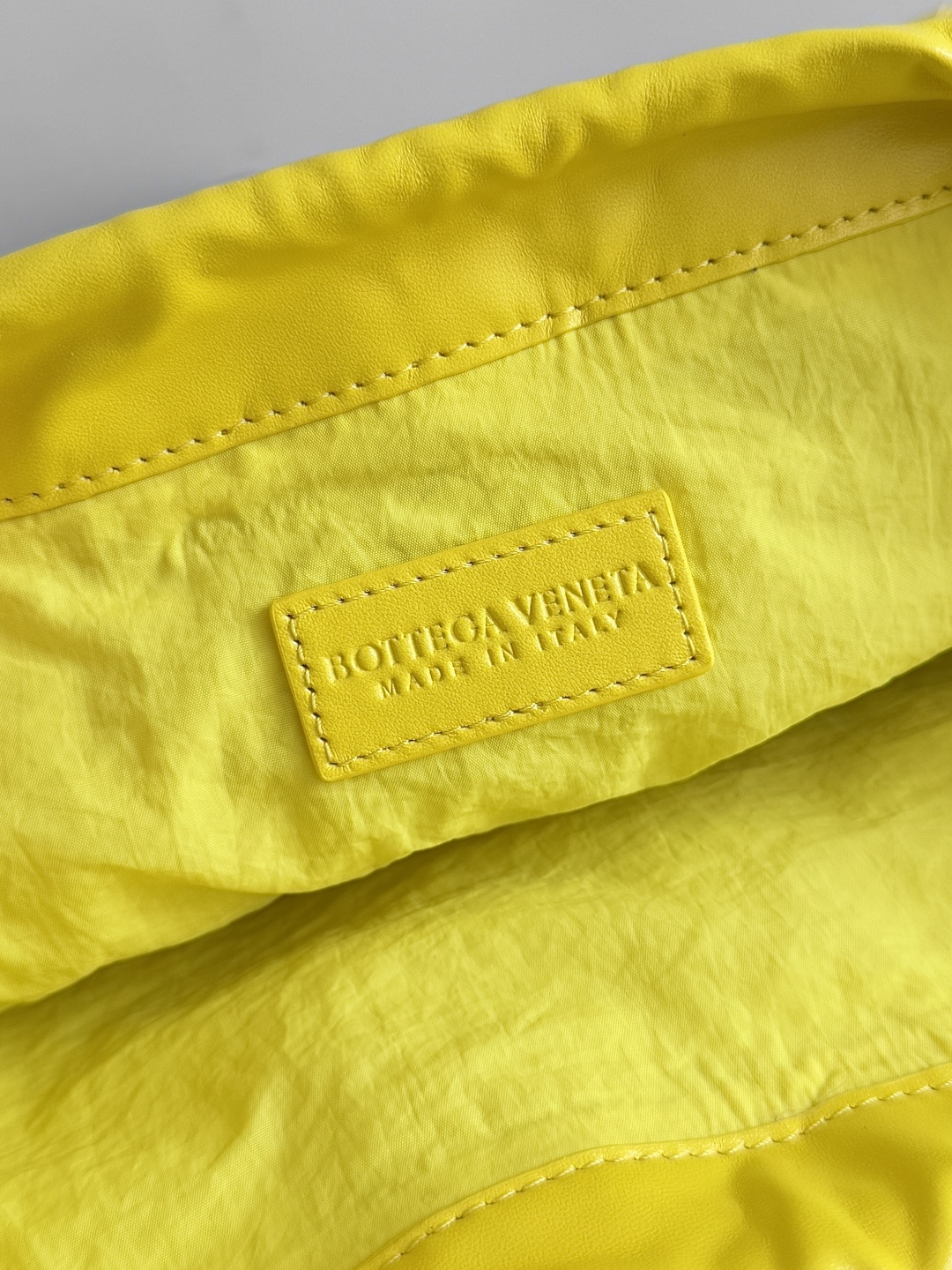 Bagsaaa B0tt*ga Ven*ta Dustbag 796728 yellow - 32*23*1cm
