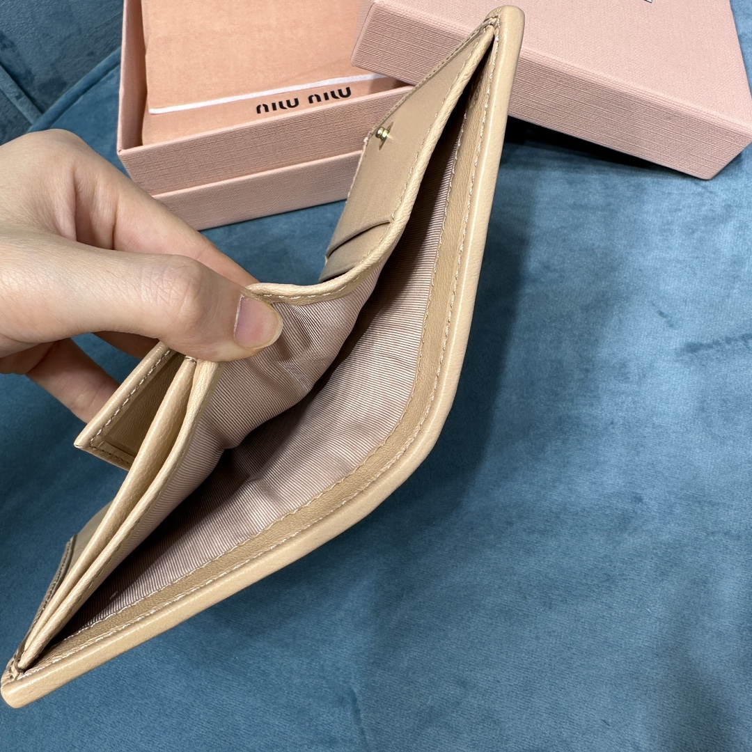 Bagsaaa Miu Miu Matelassé Leather Wallet beige - 11.5cm