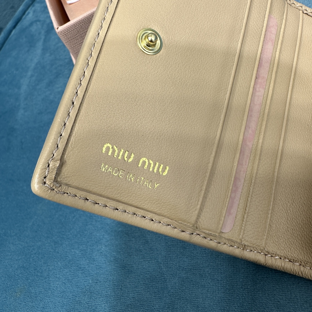 Bagsaaa Miu Miu Matelassé Leather Wallet beige - 11.5cm