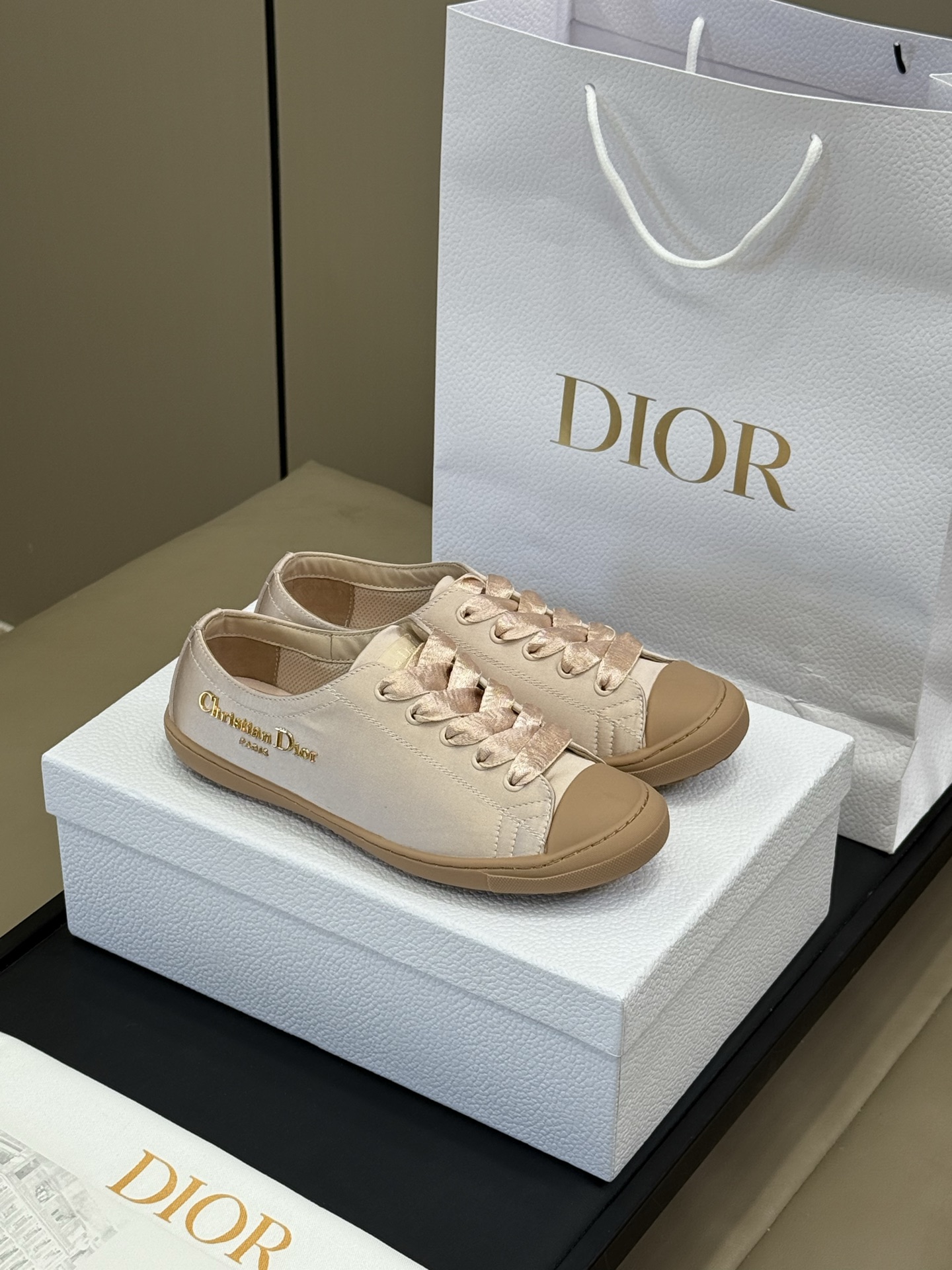 Bagsaaa D10r Lucky Sneaker Nude Satin
