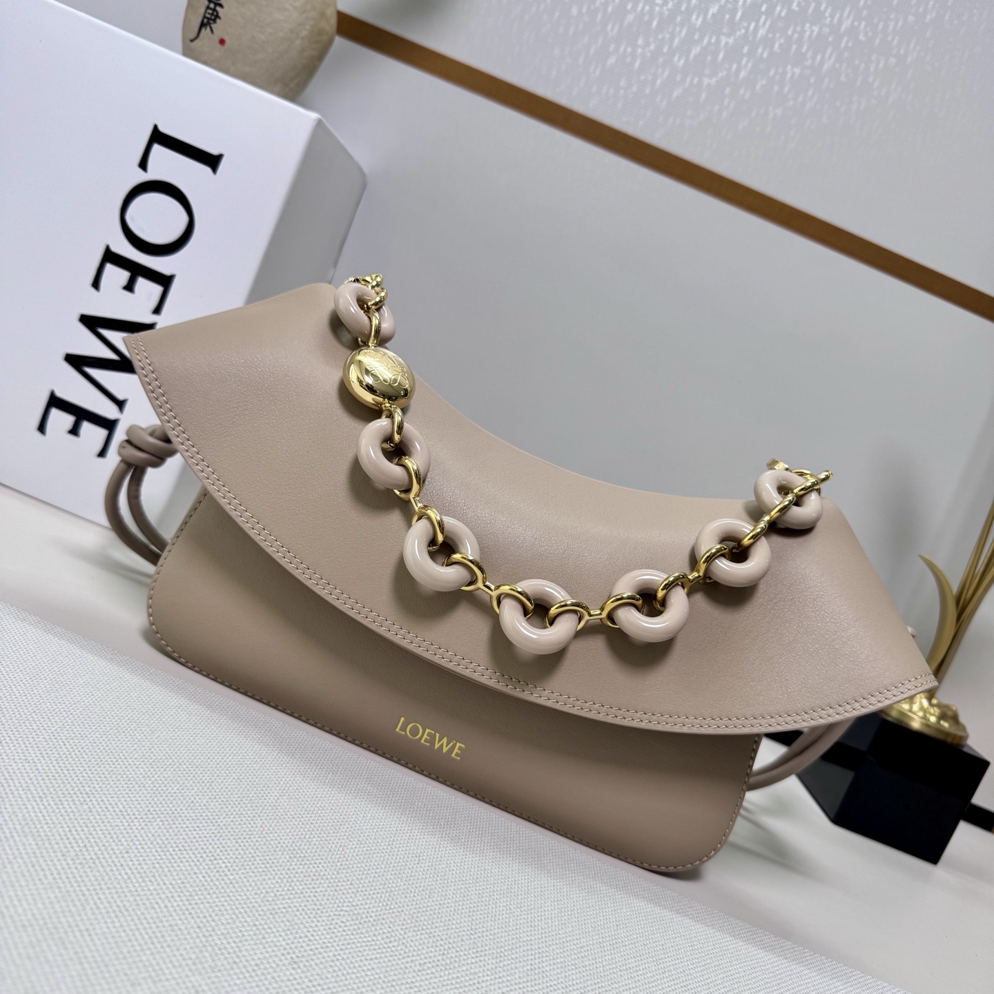 Bagsaaa L0ew* Medium Ola bag in smooth calfskin Sand - 26cm
