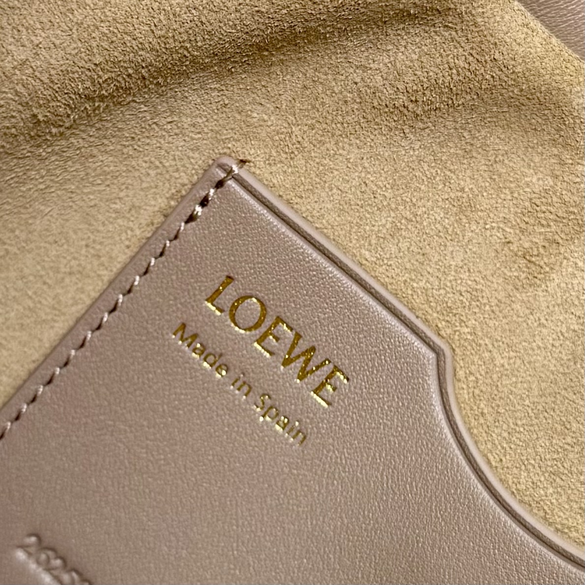 Bagsaaa L0ew* Medium Ola bag in smooth calfskin Sand - 26cm
