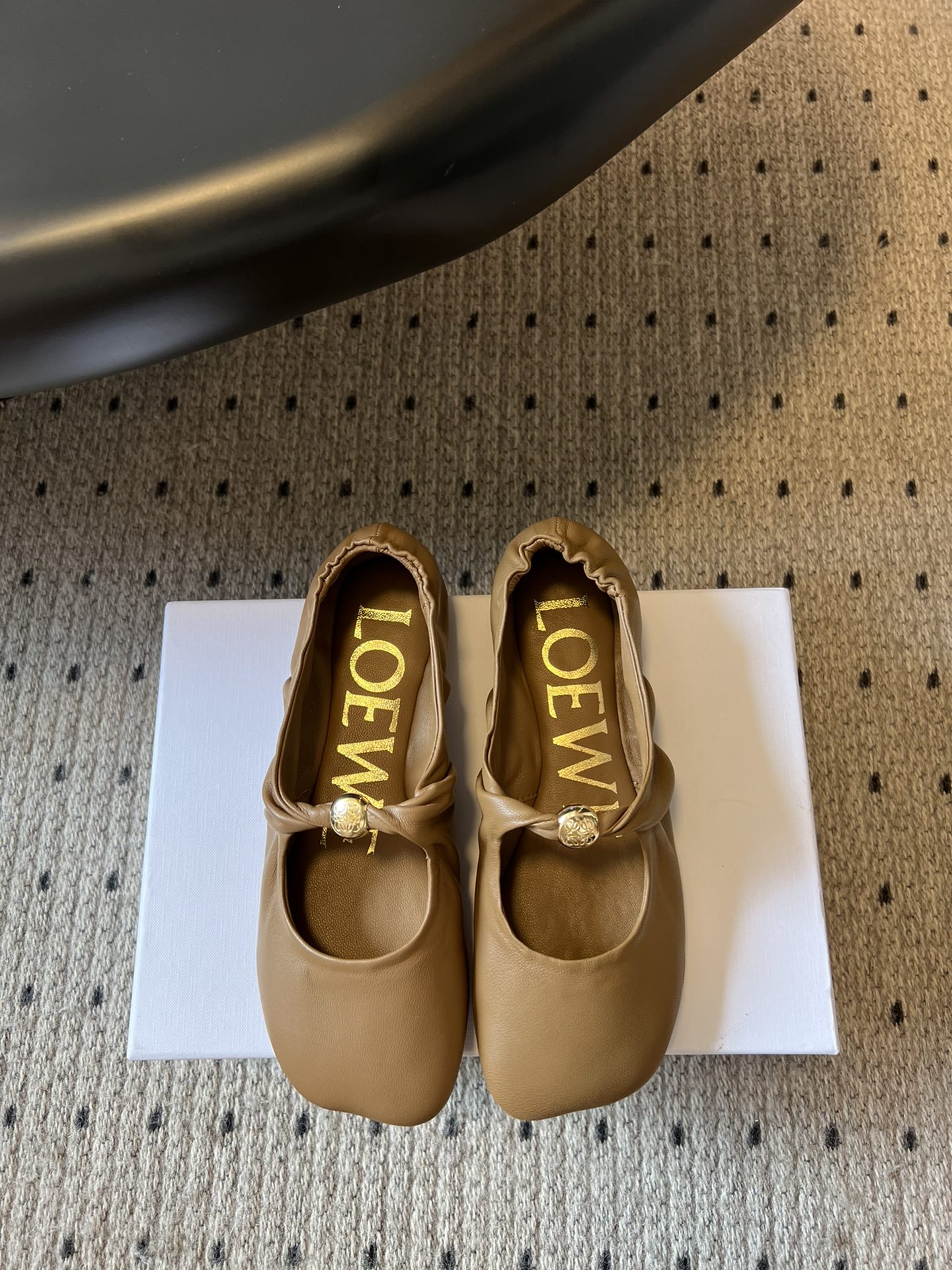 Bagsaaa L0ew* Pebble Soft ballerina in nappa lambskin dark beige