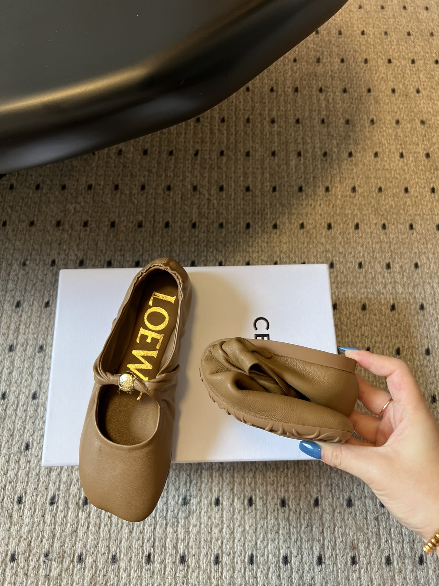 Bagsaaa L0ew* Pebble Soft ballerina in nappa lambskin dark beige