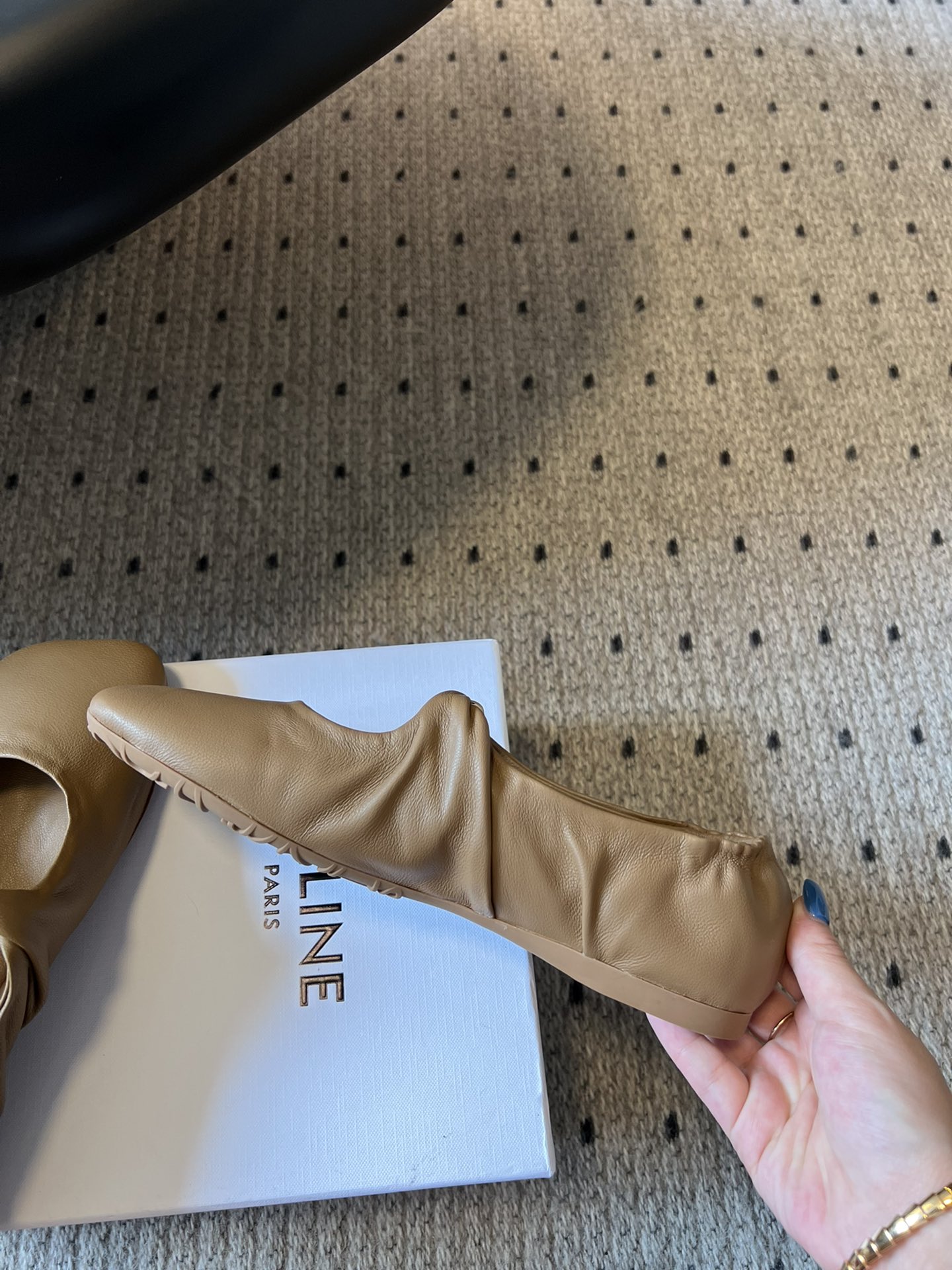 Bagsaaa L0ew* Pebble Soft ballerina in nappa lambskin dark beige