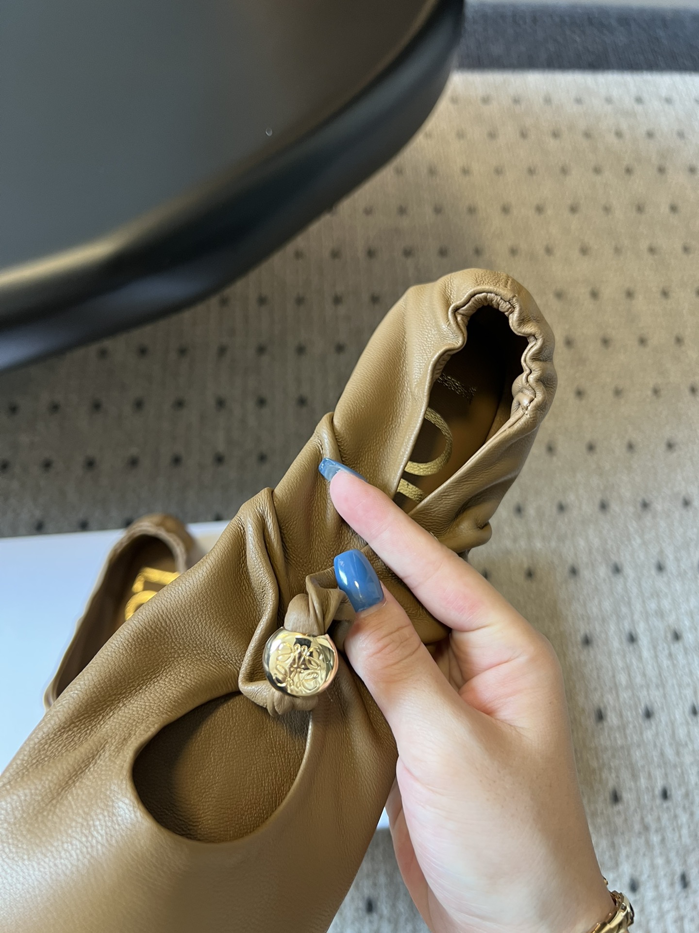 Bagsaaa L0ew* Pebble Soft ballerina in nappa lambskin dark beige