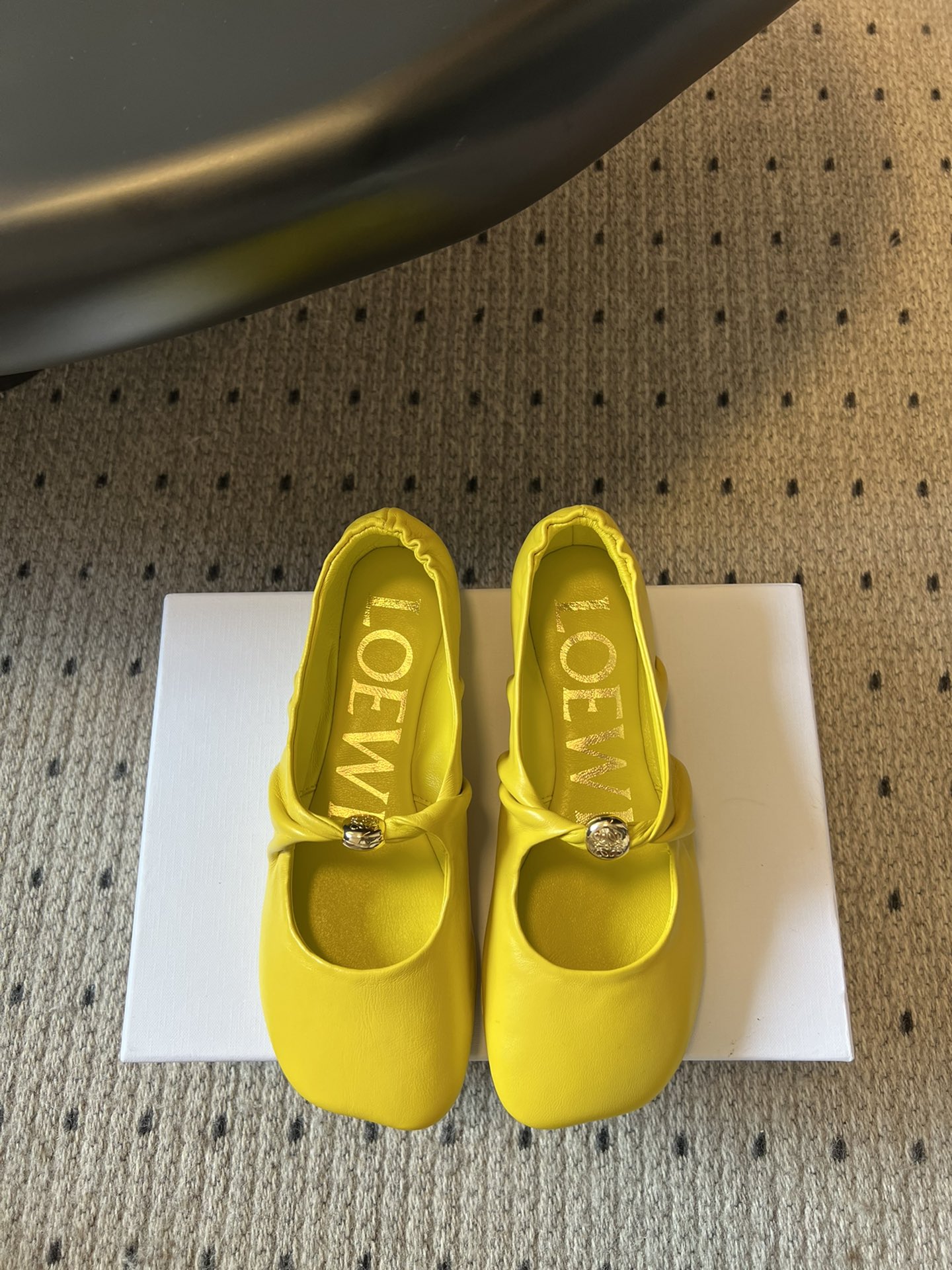 Bagsaaa L0ew* Pebble Soft ballerina in nappa lambskin yellow