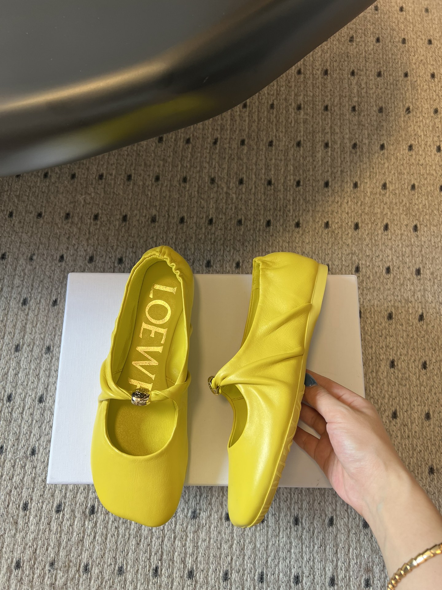 Bagsaaa L0ew* Pebble Soft ballerina in nappa lambskin yellow