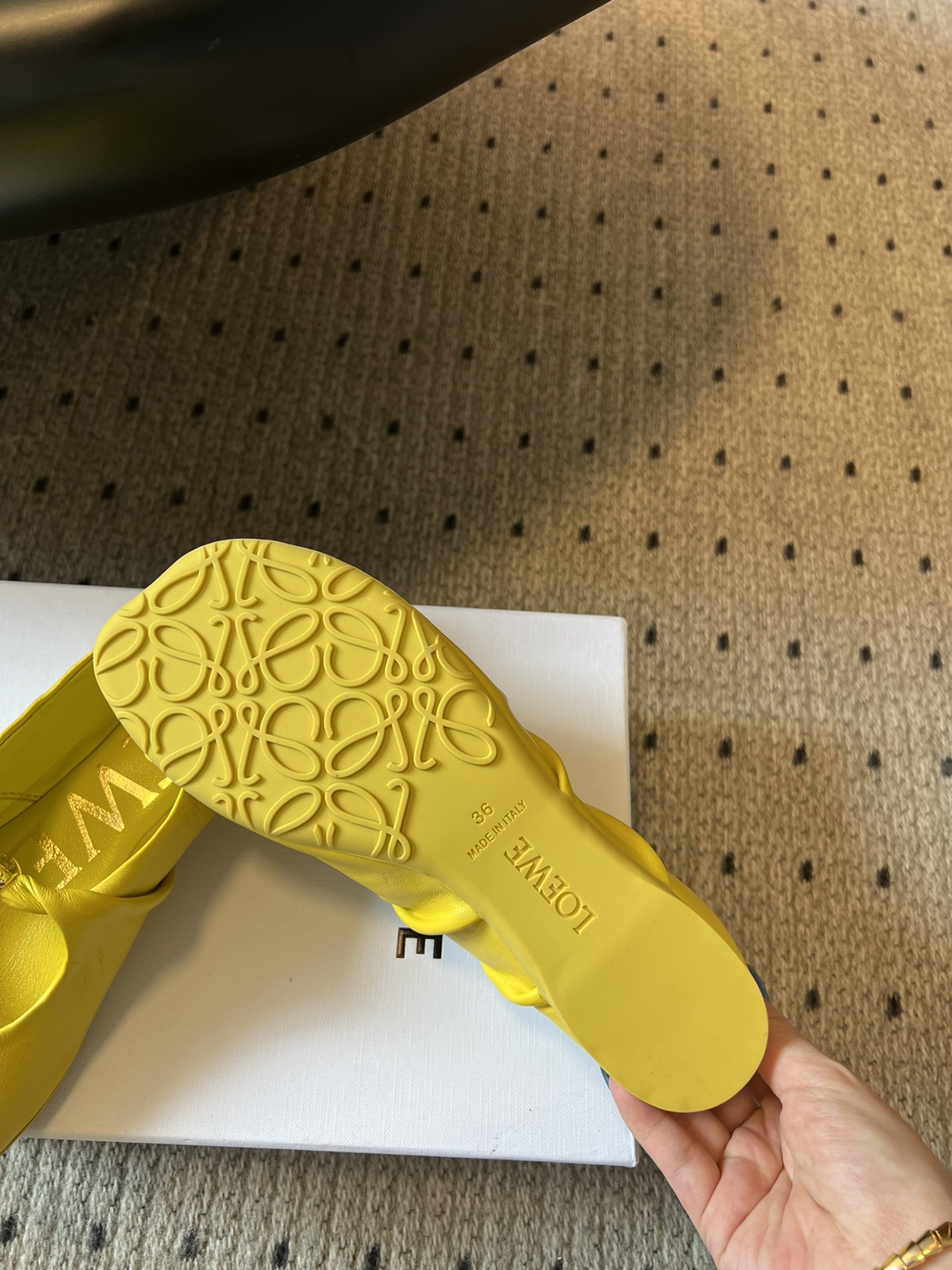 Bagsaaa L0ew* Pebble Soft ballerina in nappa lambskin yellow