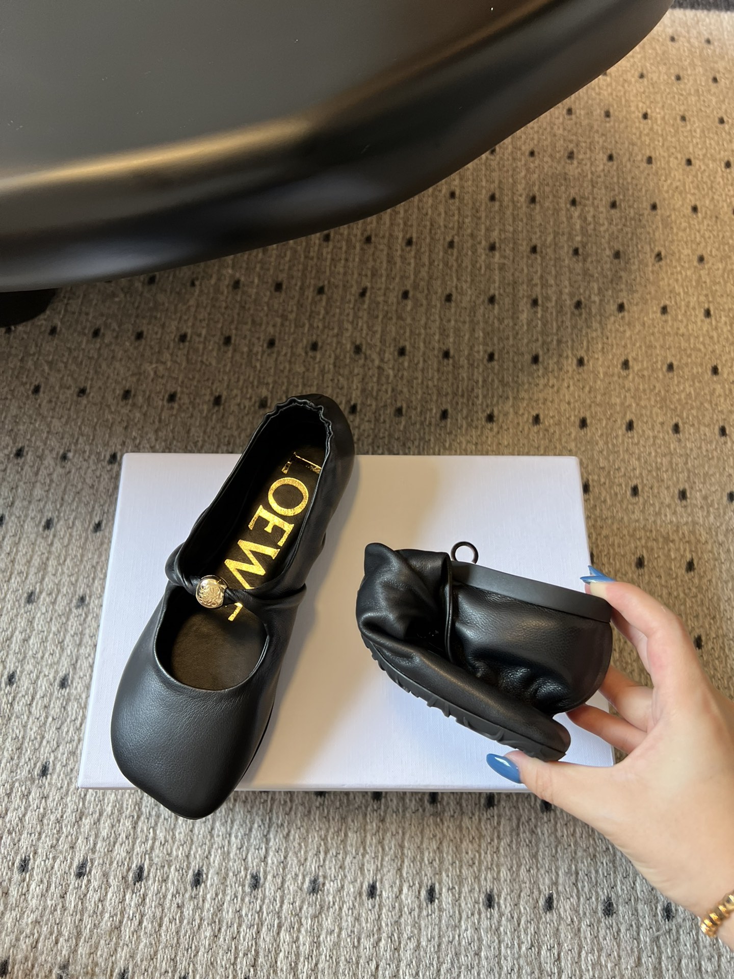 Bagsaaa L0ew* Pebble Soft ballerina in nappa lambskin black