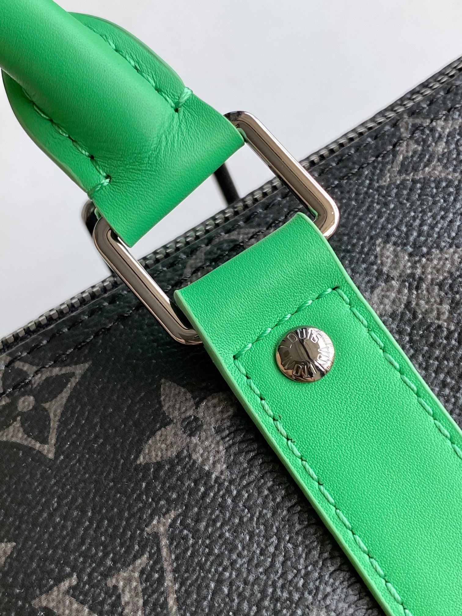 Bagsaaa LV M25885 Keepall Bandoulière 25 Bamboo Green - 25cm