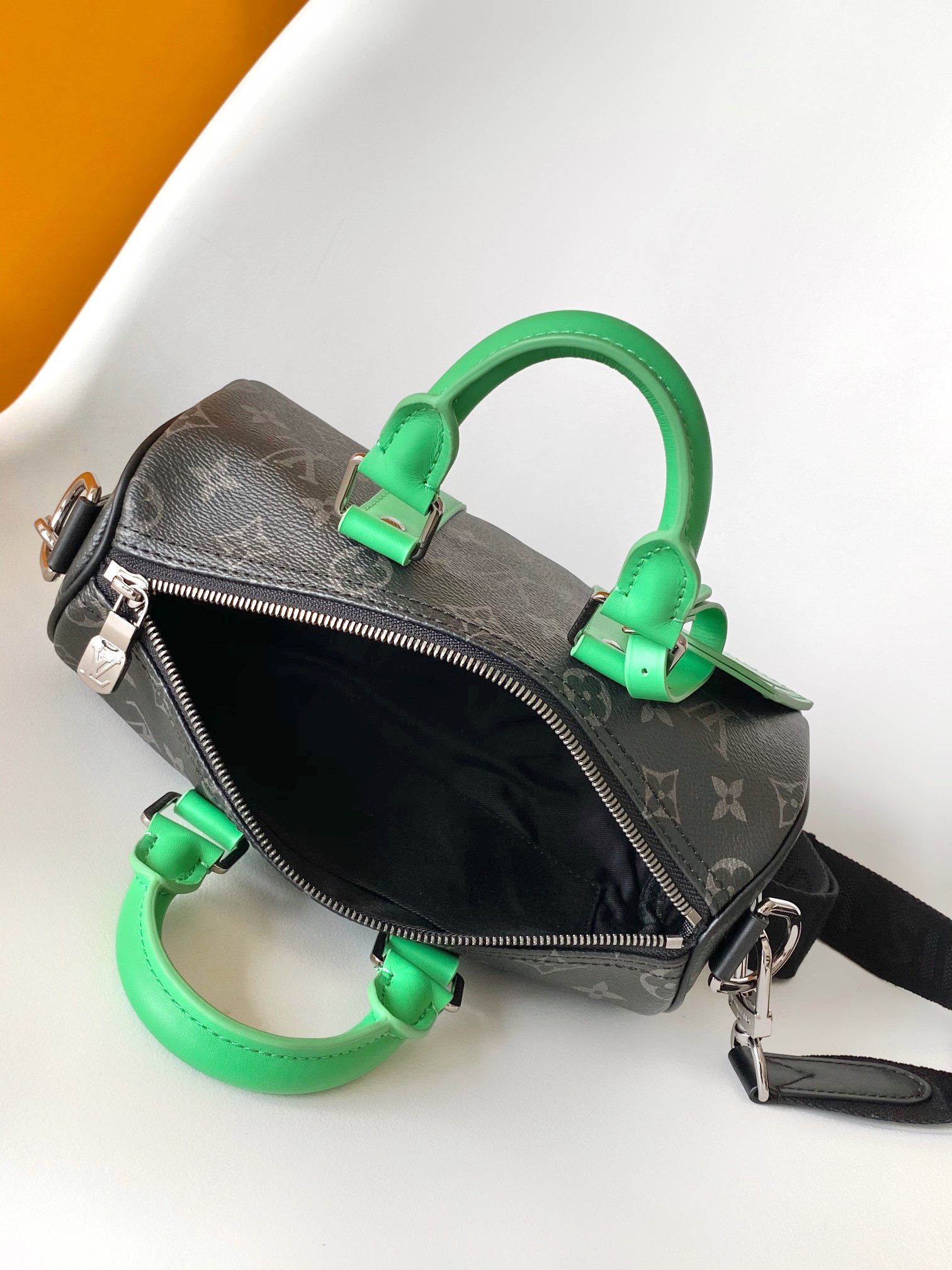 Bagsaaa LV M25885 Keepall Bandoulière 25 Bamboo Green - 25cm