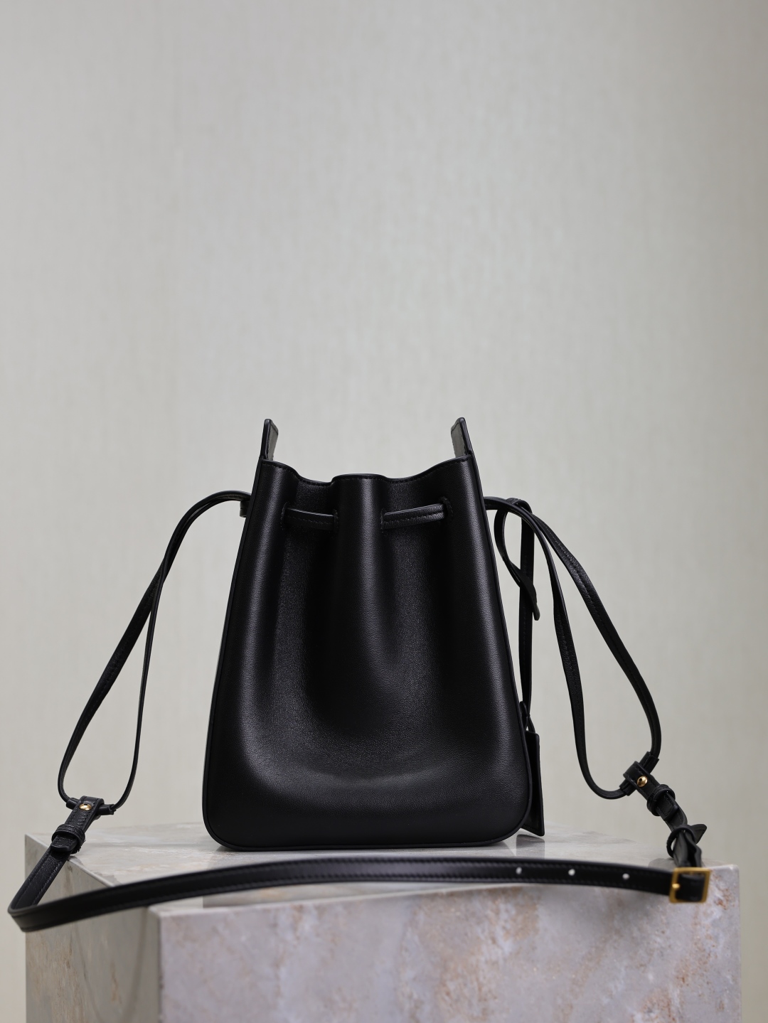 Bagsaaa Y51 Bucket Bag In Leather 817386 Black - 24cm