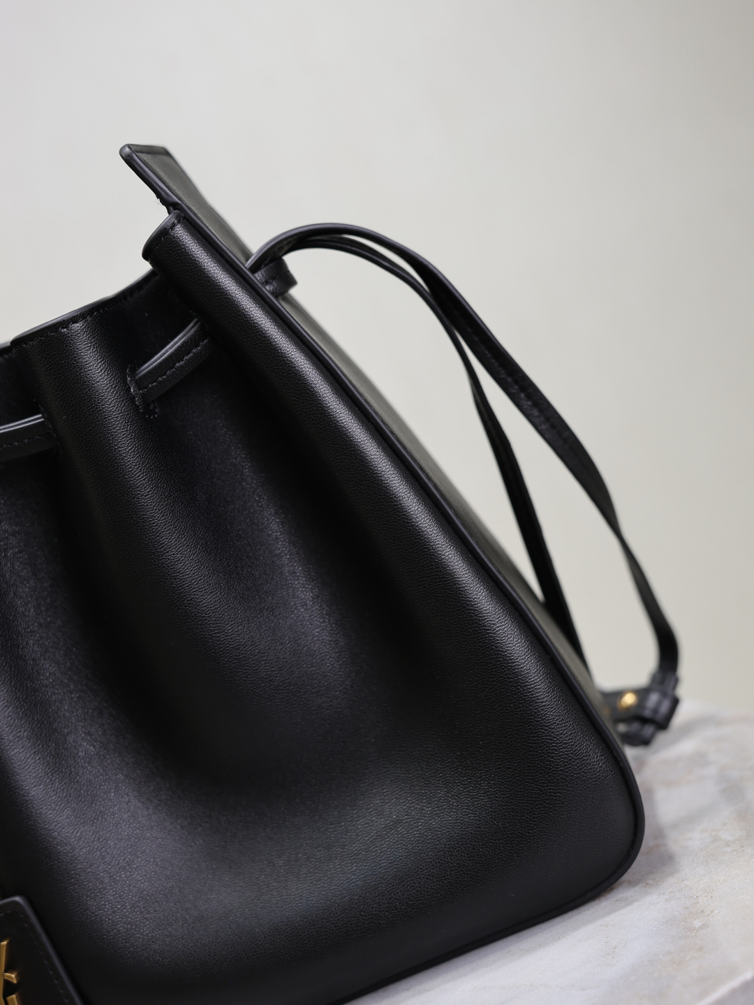 Bagsaaa Y51 Bucket Bag In Leather 817386 Black - 24cm
