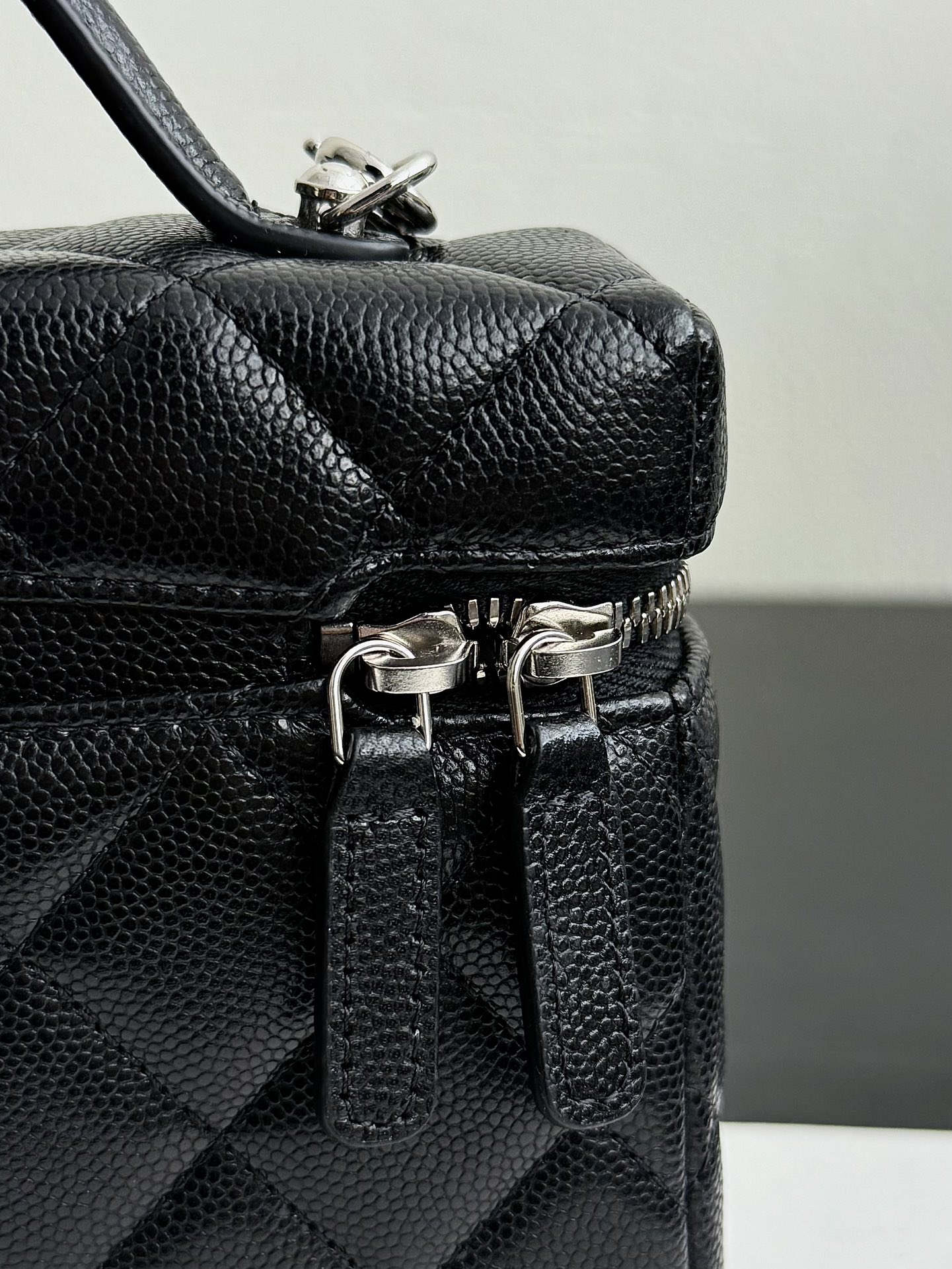 Bagsaaa Ch**el Vanity with Chain AP4854 Black Caviar - 19.5cm