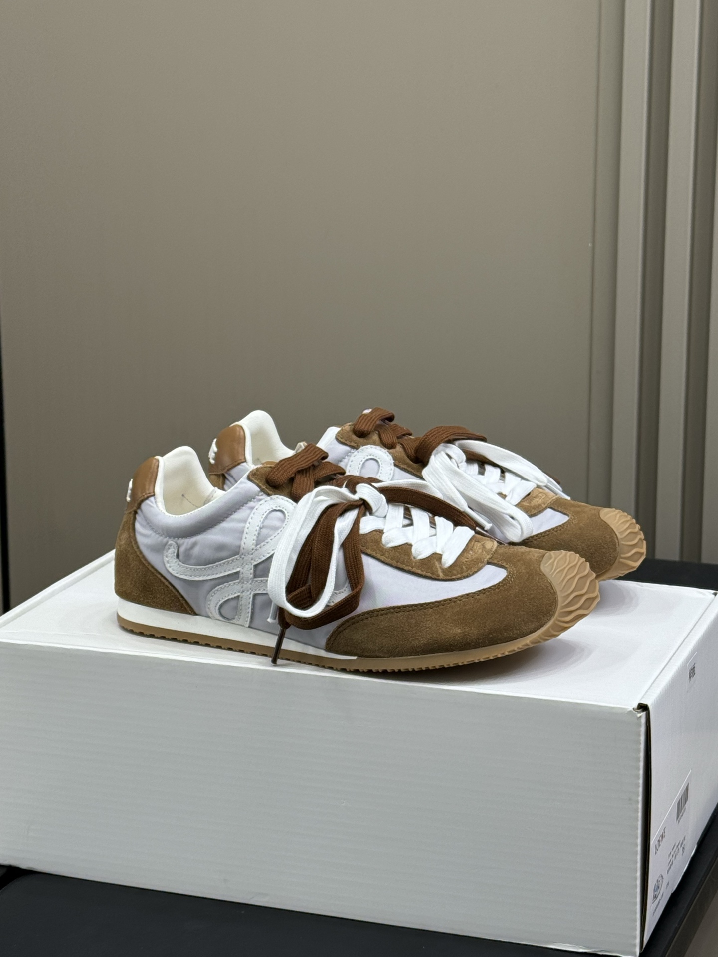 Bagsaaa L0ew* Ballet Runner 2.0 in nylon and calfskin Grey/White/Tan