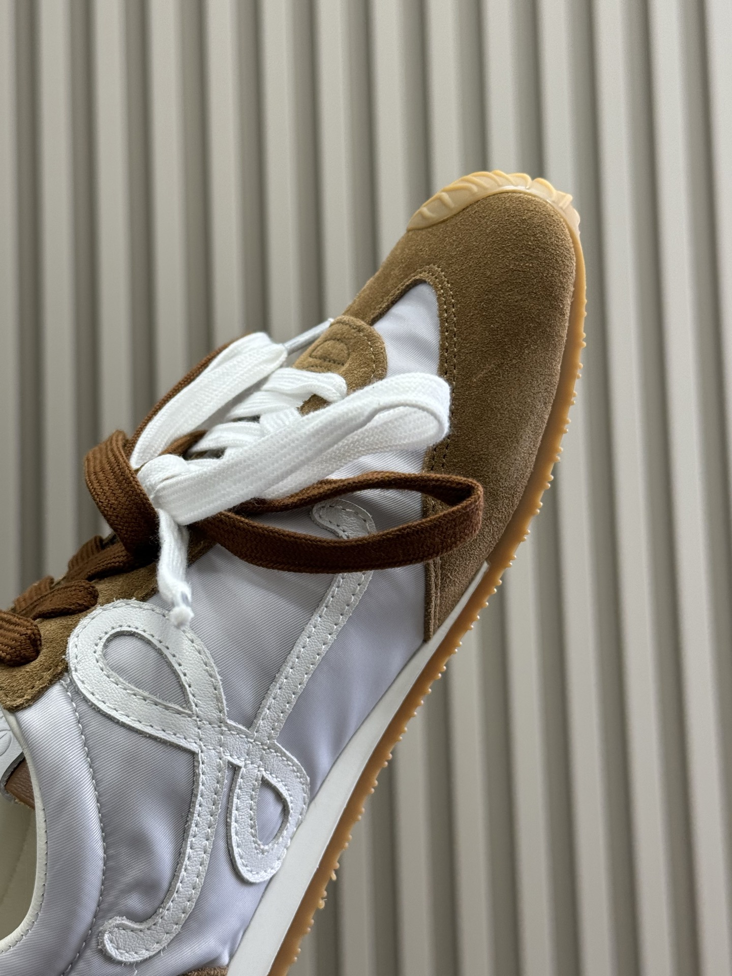 Bagsaaa L0ew* Ballet Runner 2.0 in nylon and calfskin Grey/White/Tan