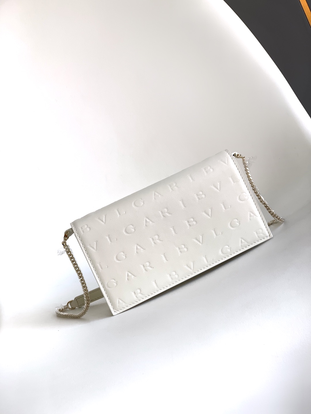Bagsaaa Bulgari White Embossed Crossbody Bag - 19cm